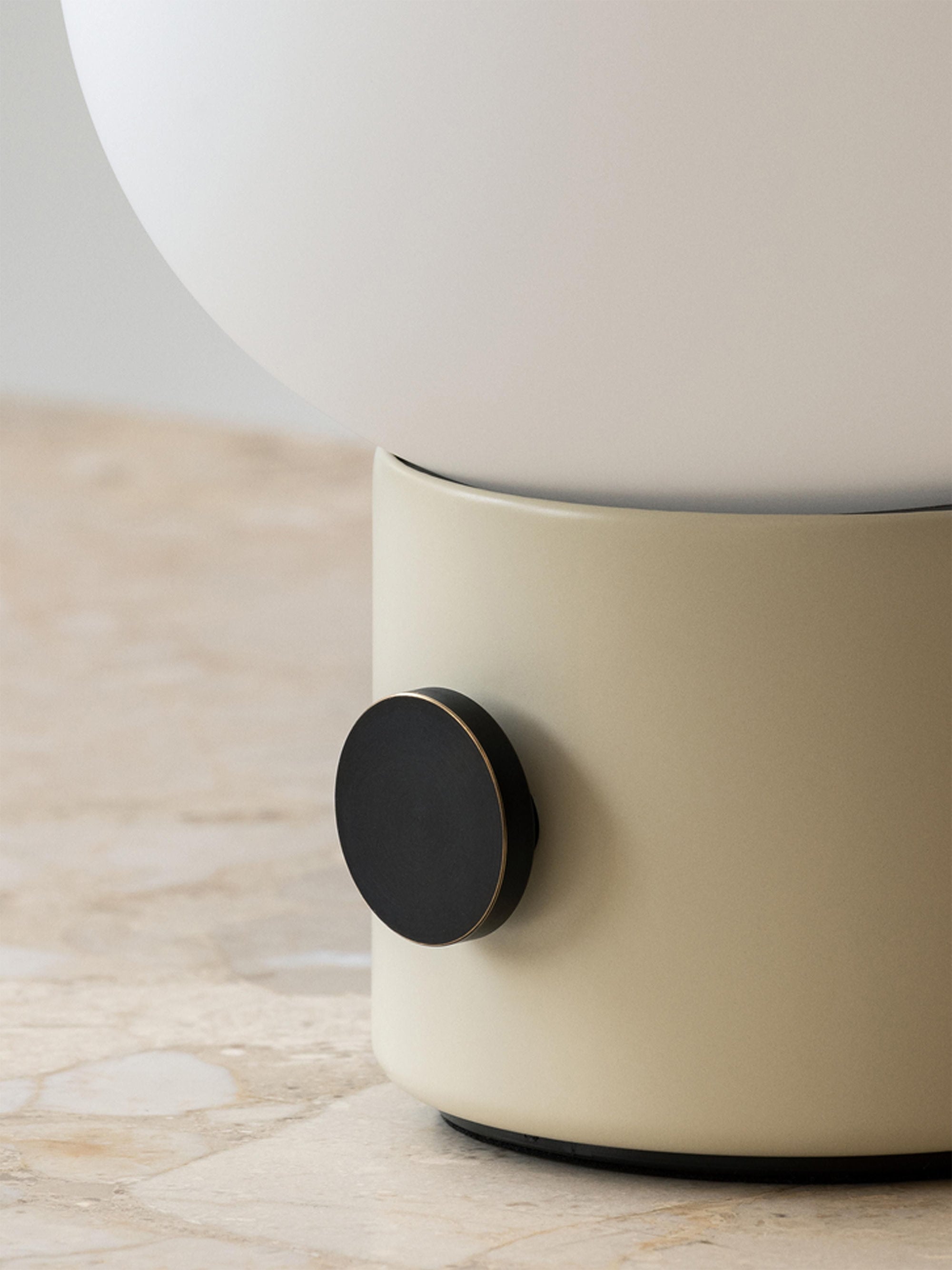 Lampe à poser avec port Hamish, intensité ajustable - Blanc, beige