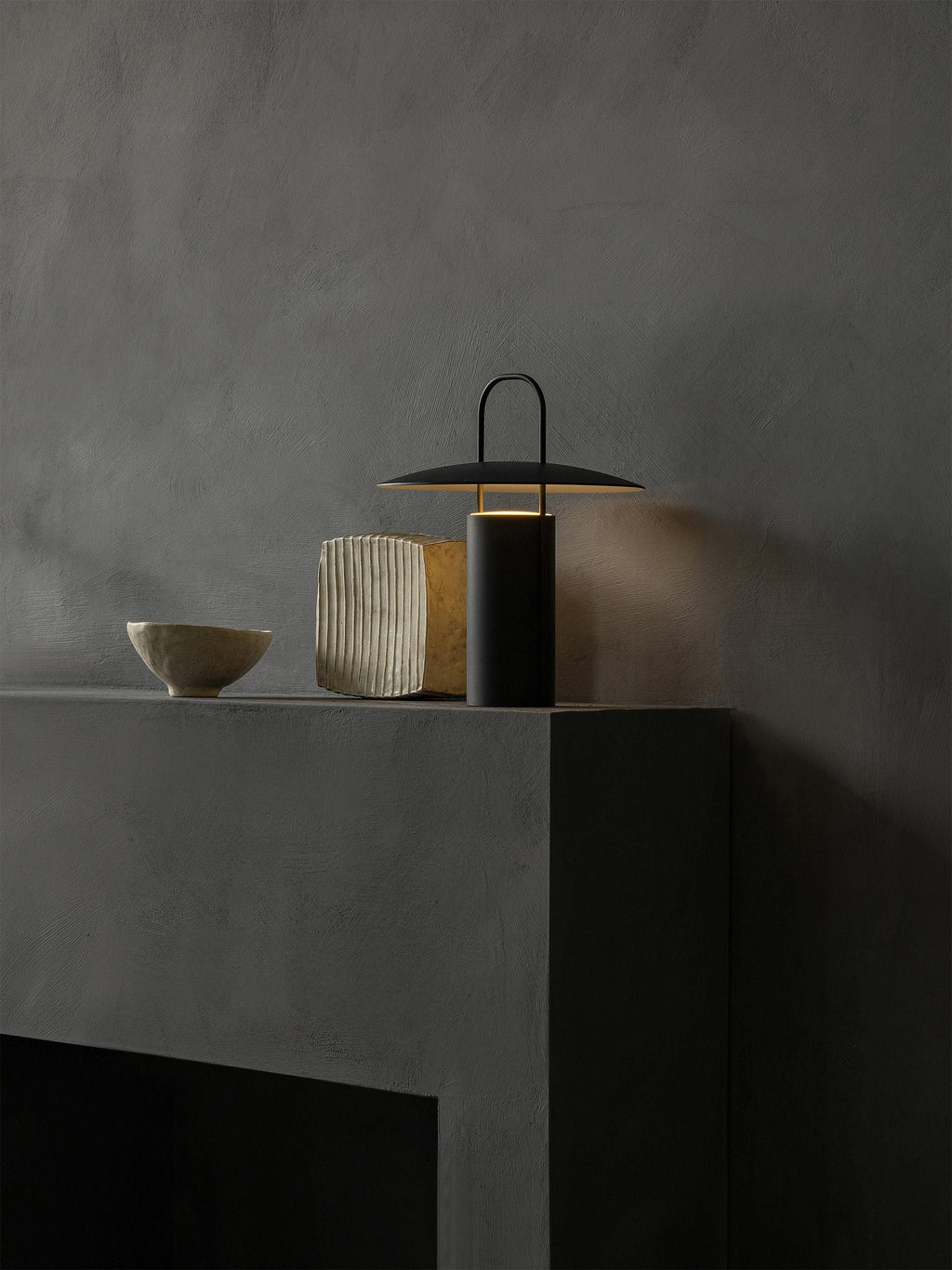 Lampe à poser LED avec port Haagen, intensité ajustable - Noir