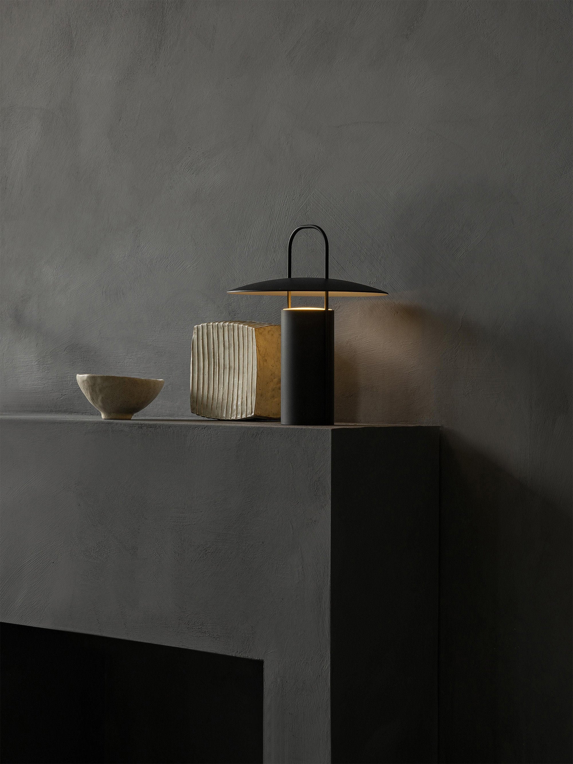 Lampe à poser LED avec port Haagen, intensité ajustable - Noir