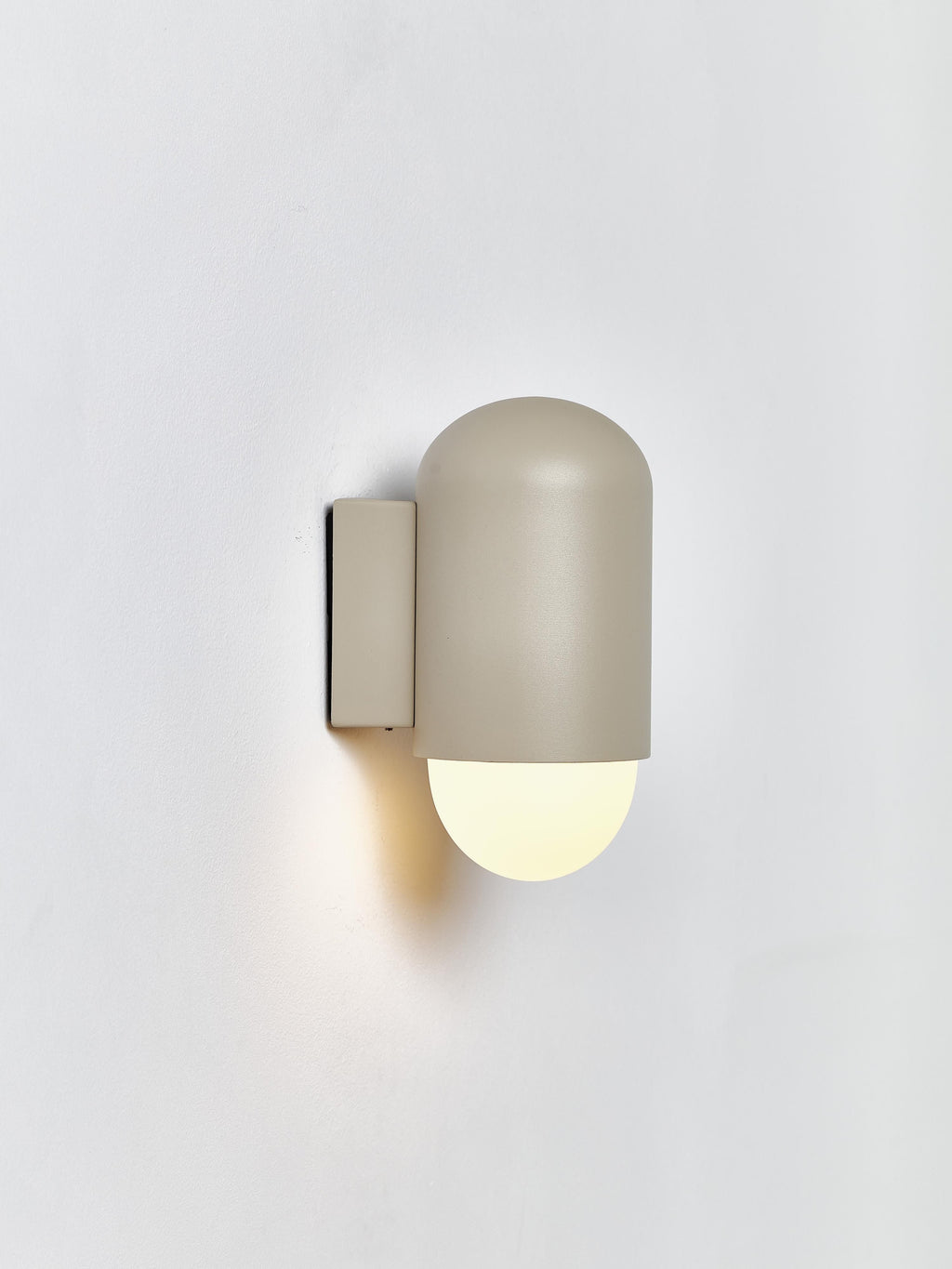 Applique murale d'extérieur Zoltan - Corps de lampe : beige
Abat-jour : transparent