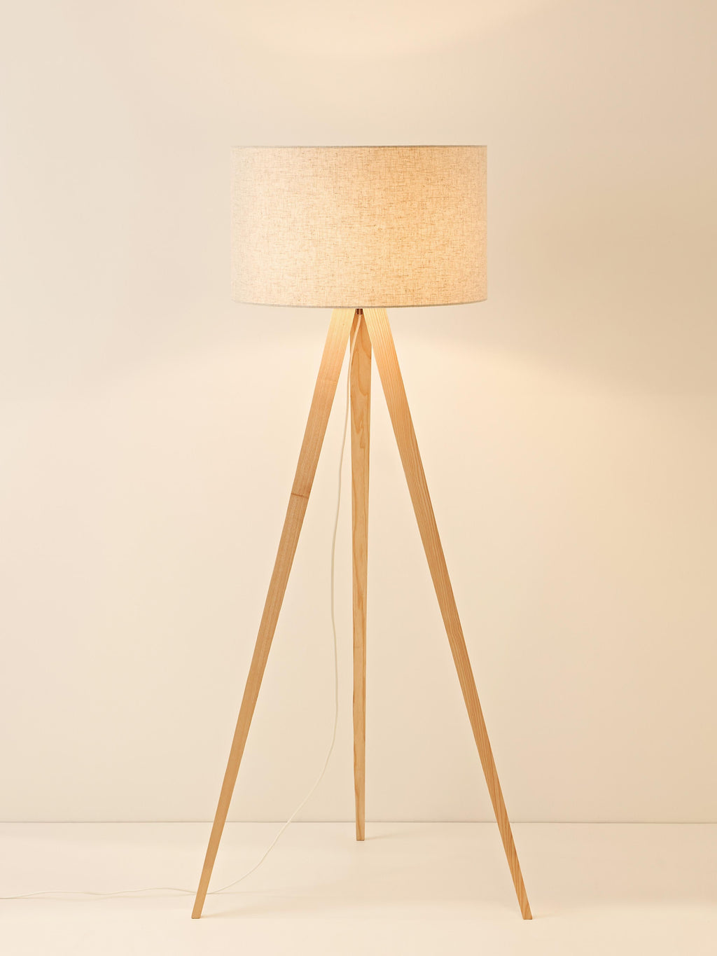 Lampadaire trépied scandi en bois massif Garth - Beige clair, brun clair