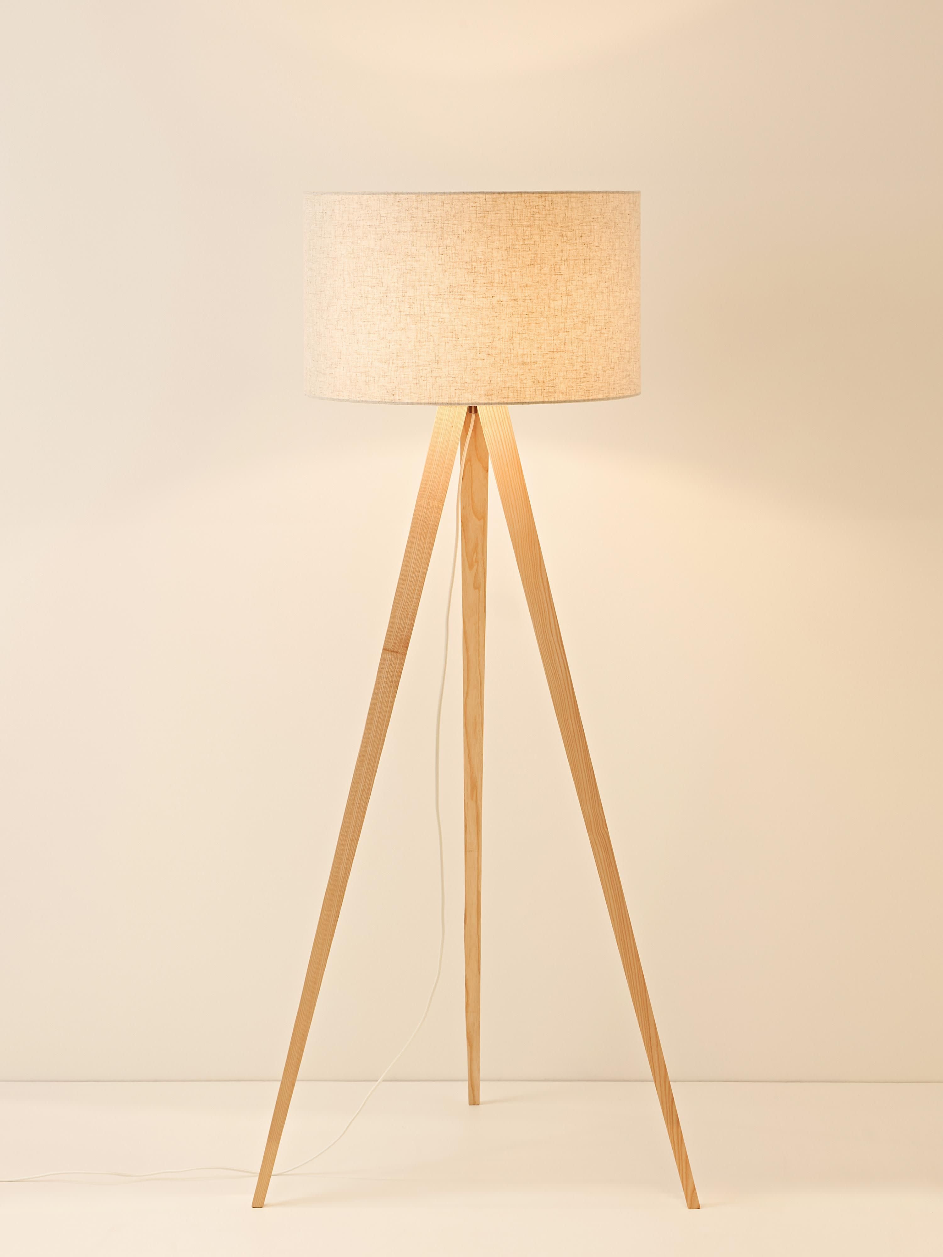 Lampadaire trépied scandi en bois massif Garth - Beige clair, brun clair