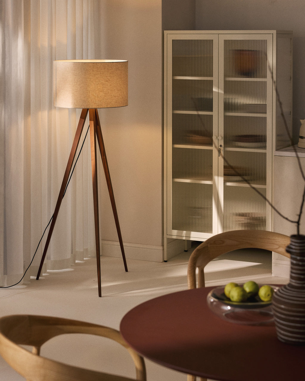 Lampadaire trépied scandi en bois massif Garth - Beige, brun foncé
