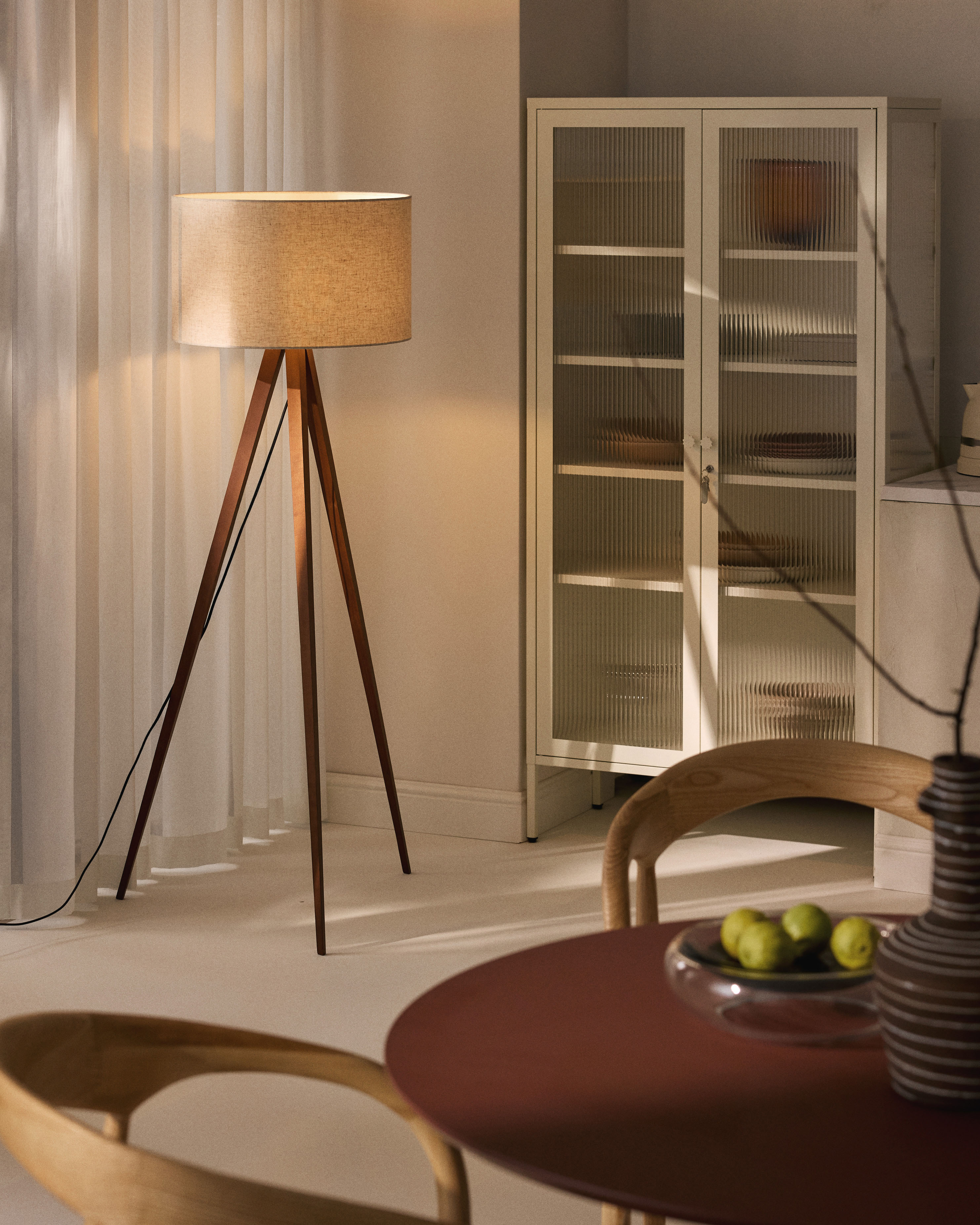 Lampadaire trépied scandi en bois massif Garth - Beige, brun foncé