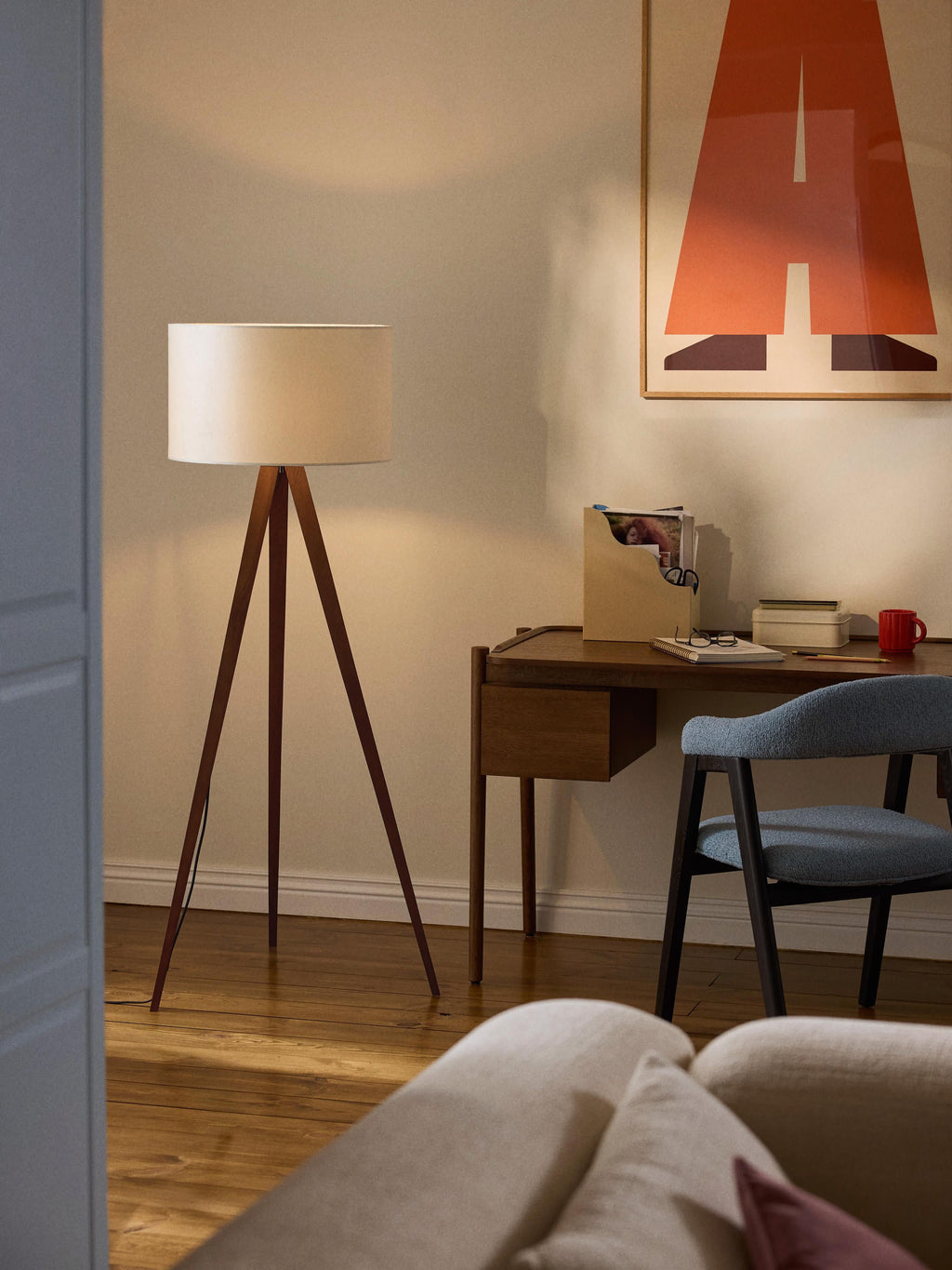 Lampadaire trépied scandi en bois massif Garth - Blanc cassé, brun