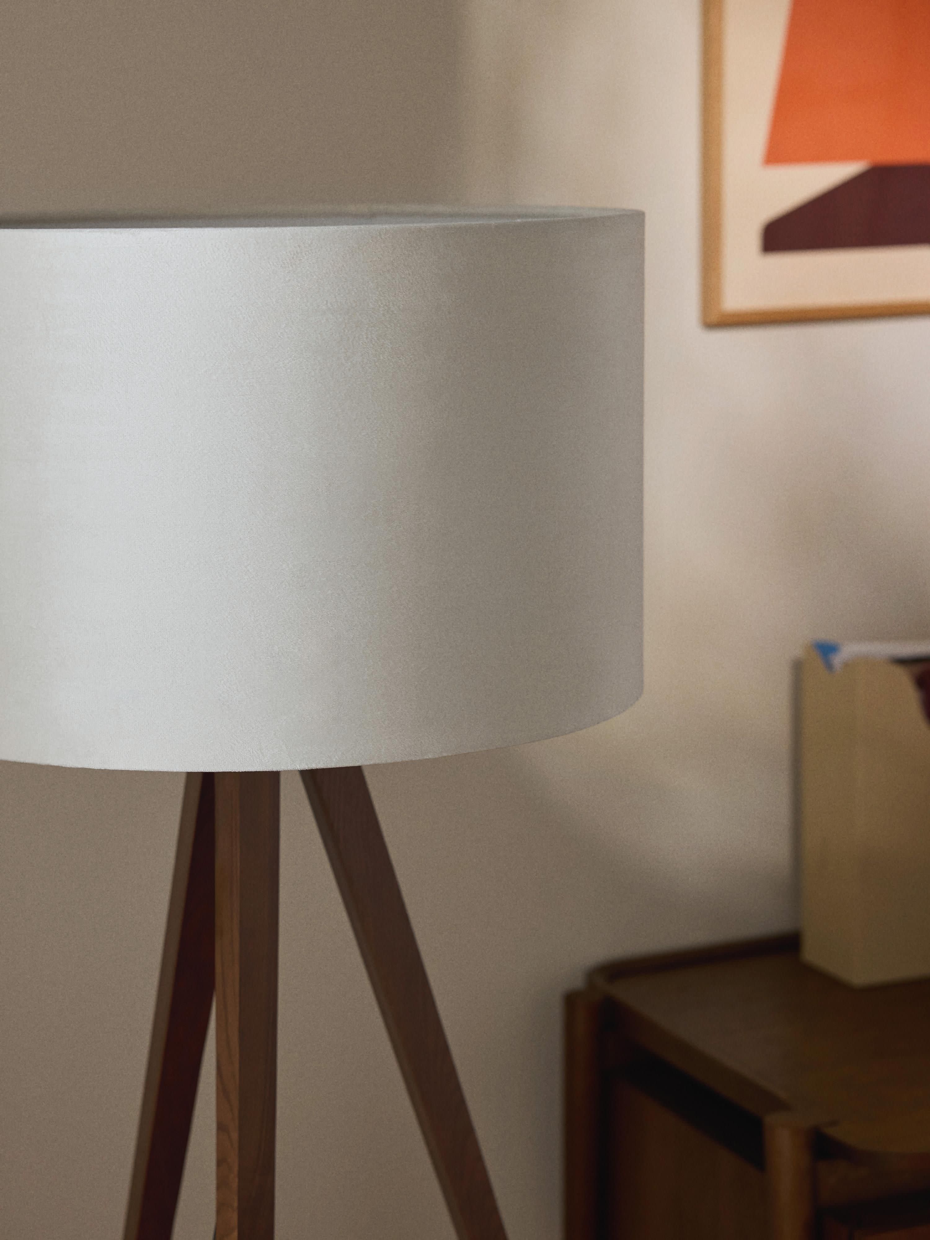 Lampadaire trépied scandi en bois massif Garth - Blanc cassé, brun