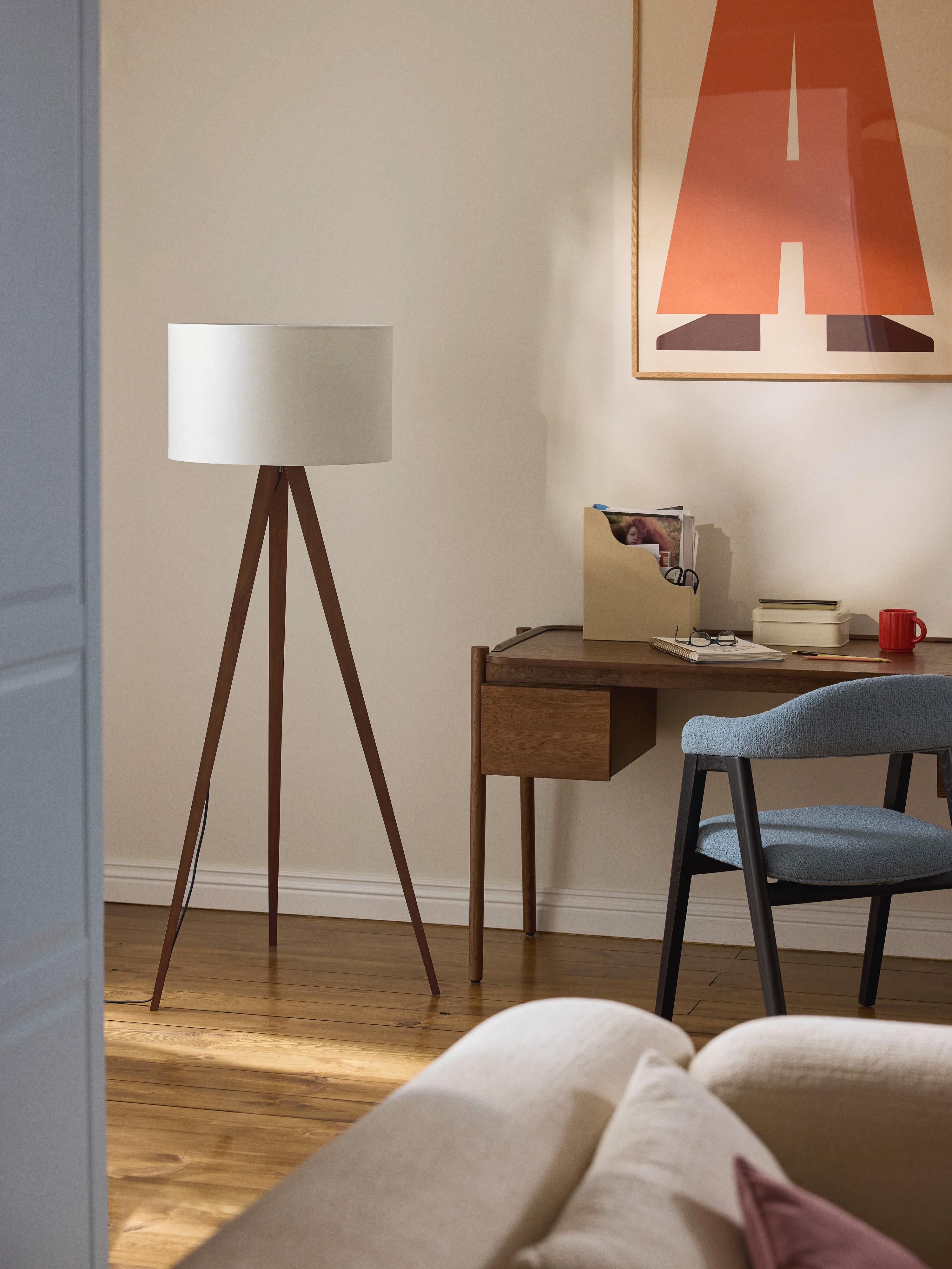 Lampadaire trépied scandi en bois massif Garth - Blanc cassé, brun