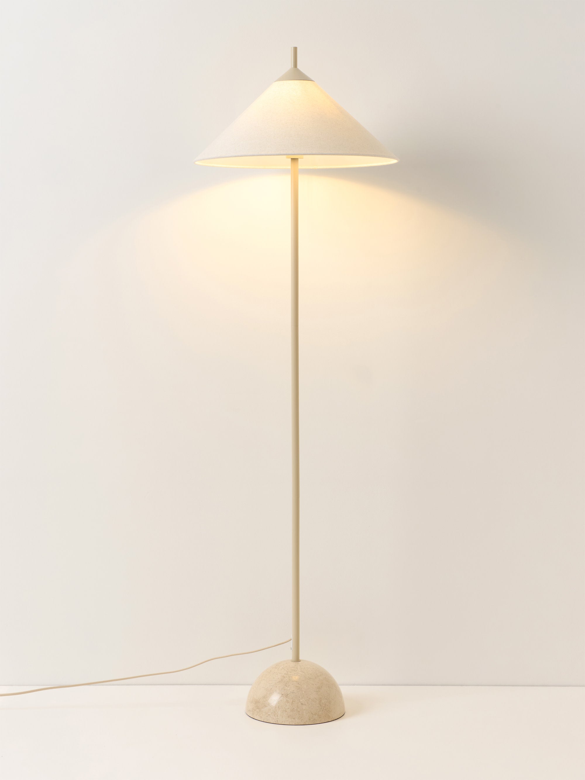 Lampadaire avec socle en marbre Archer - Beige