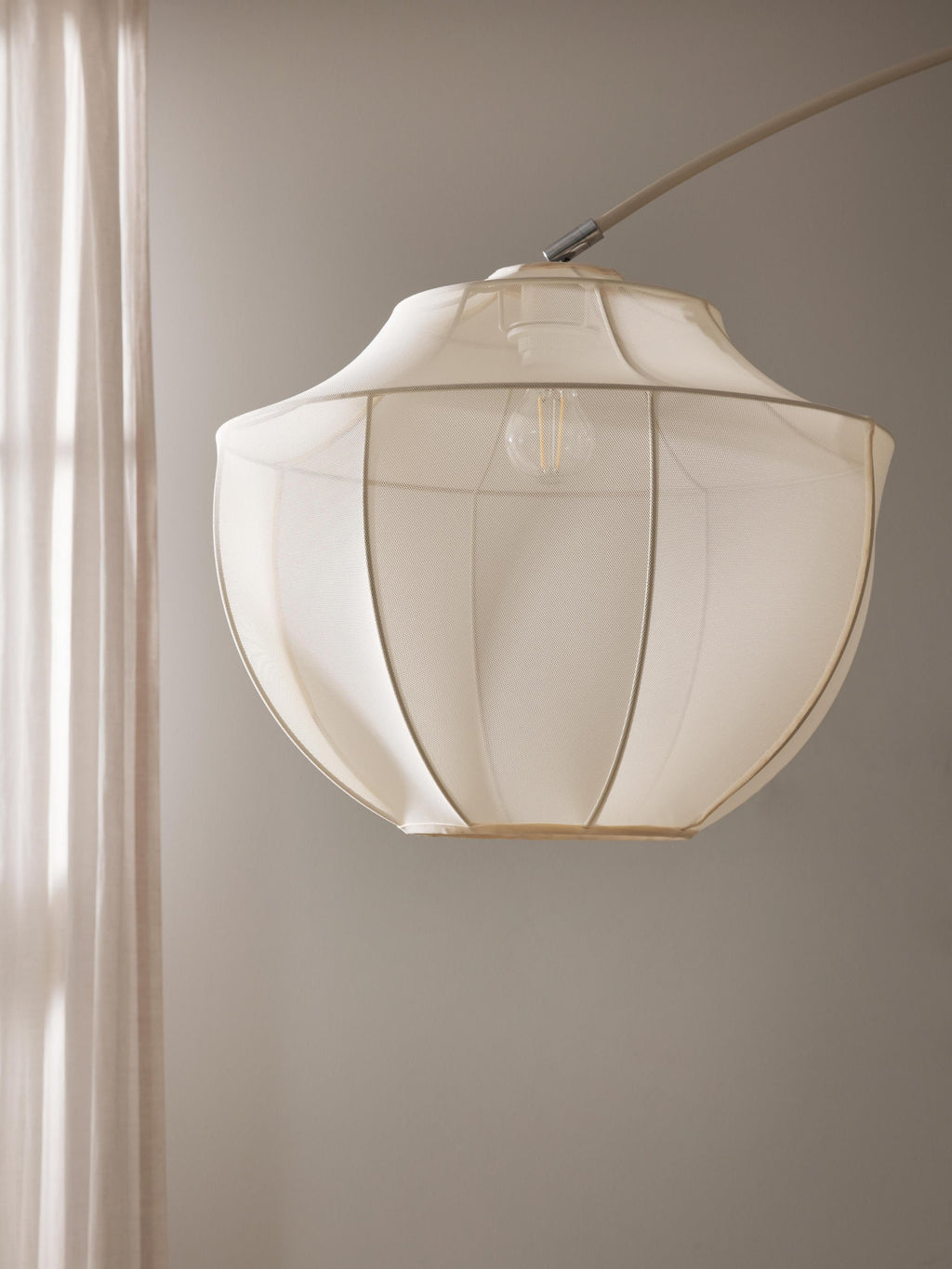 Grand lampadaire arc en tulle Paavo - Beige clair