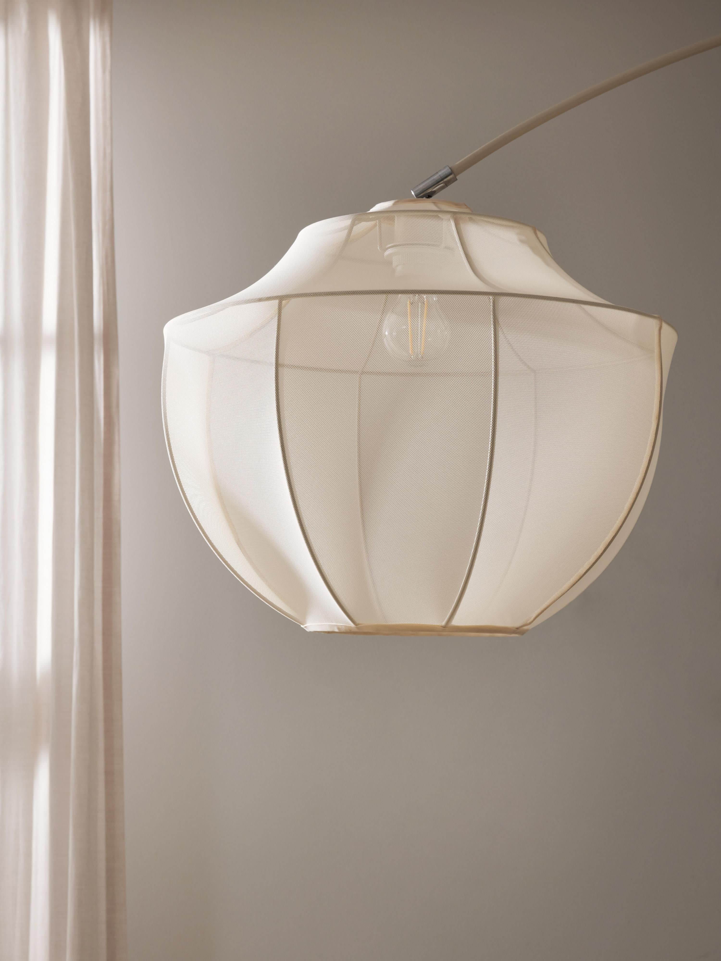 Grand lampadaire arc en tulle Paavo - Beige clair