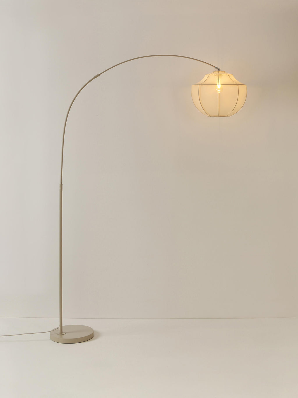 Grand lampadaire arc en tulle Paavo - Beige clair
