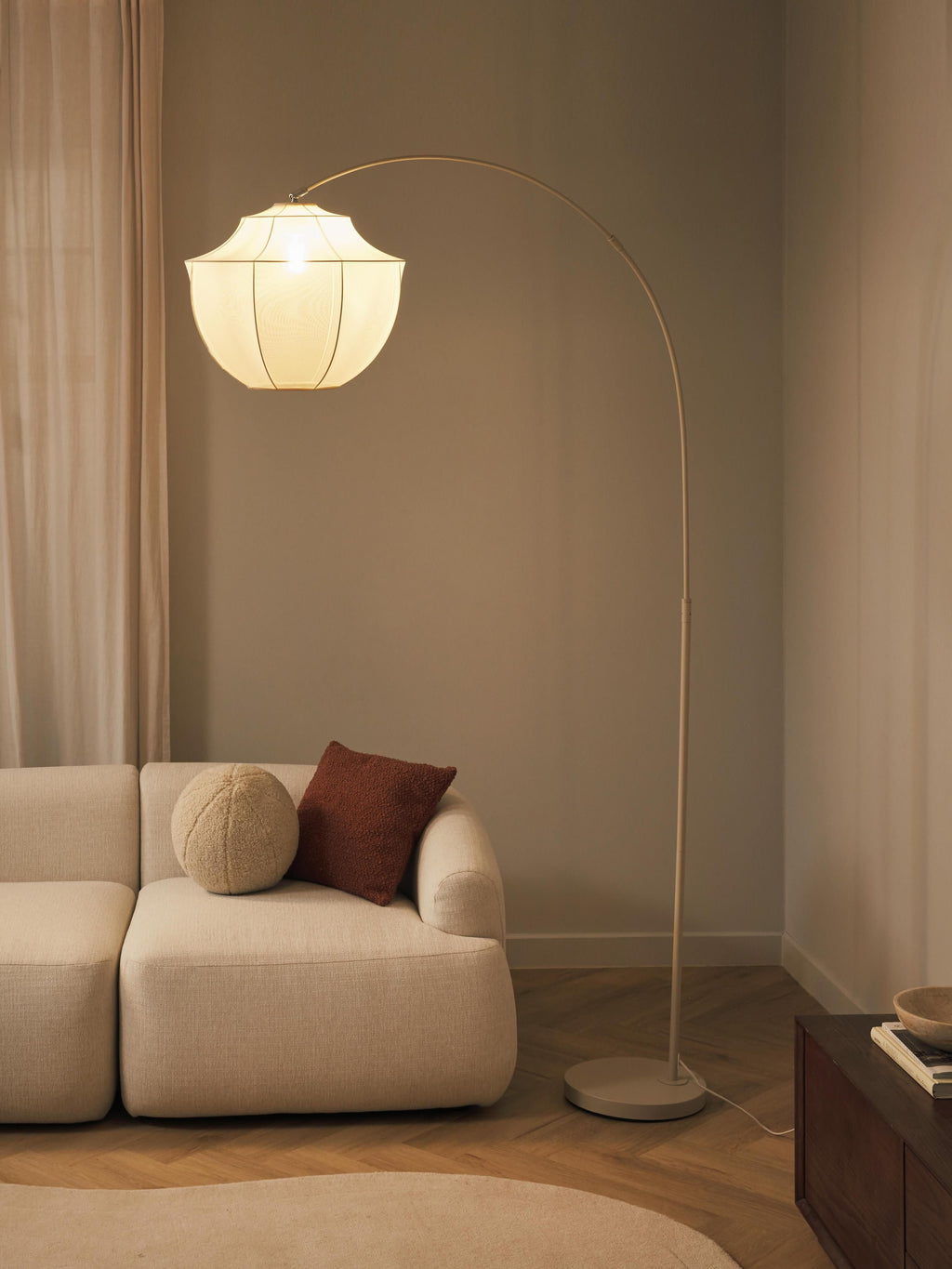 Grand lampadaire arc en tulle Paavo - Beige clair