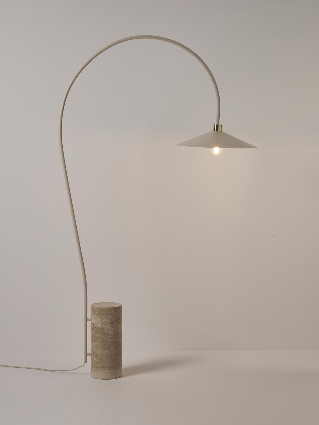Lampadaire arc avec pied en travertin Birk - Beige, travertin