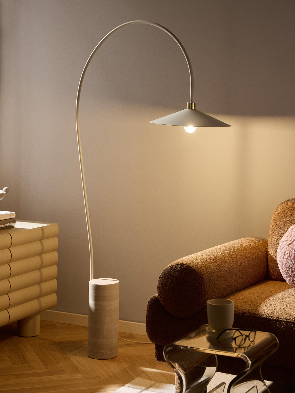 Lampadaire arc avec pied en travertin Birk - Beige, travertin