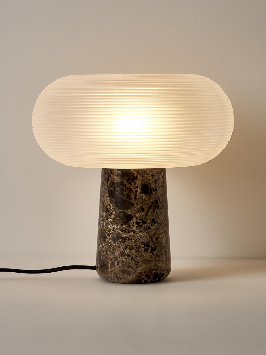 Lampe à poser avec pied en marbre Ashby - Blanc, brun foncé, marbré