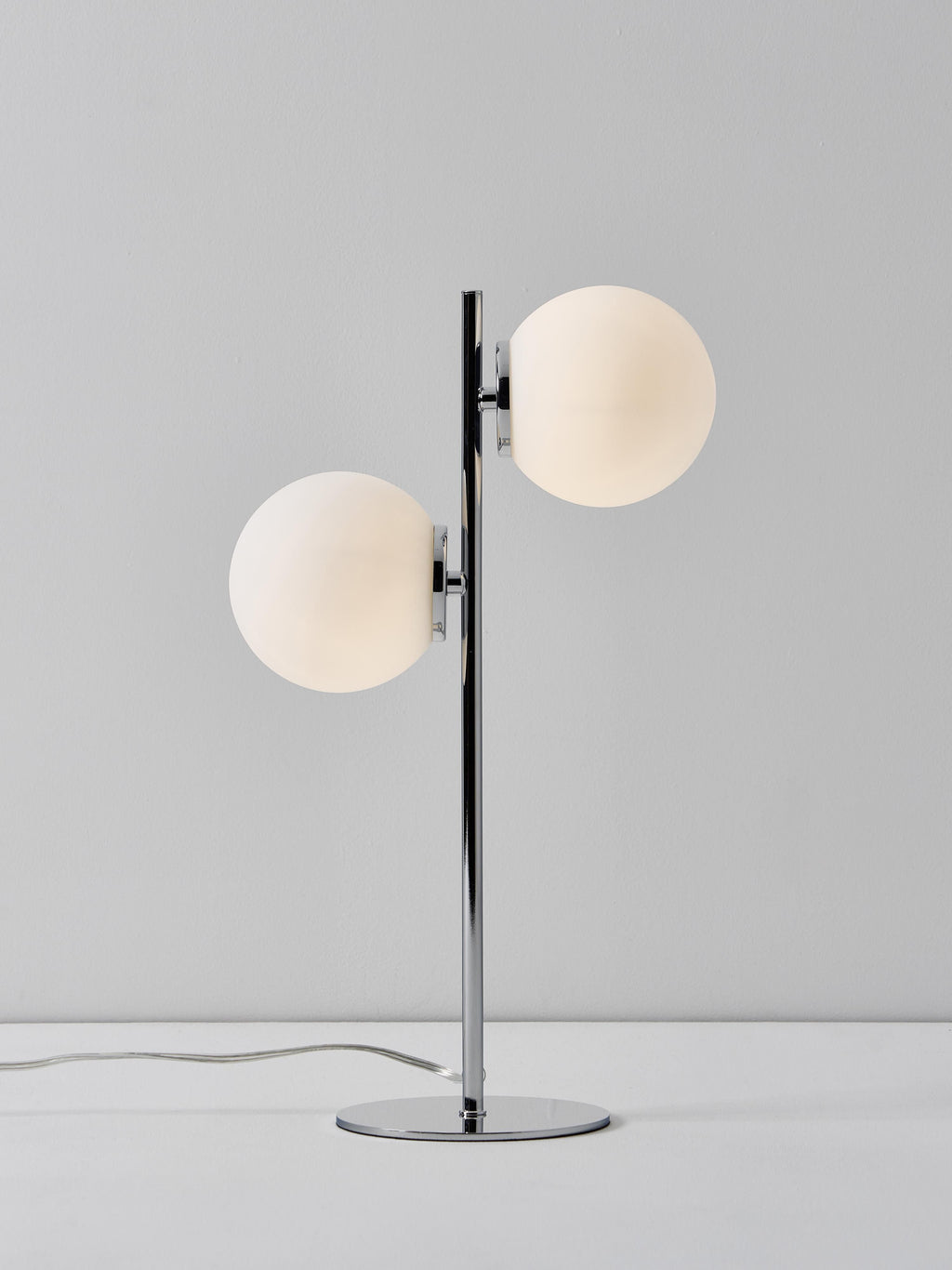 Lampe à poser en verre opalescent Niilo - Blanc, gris chrome