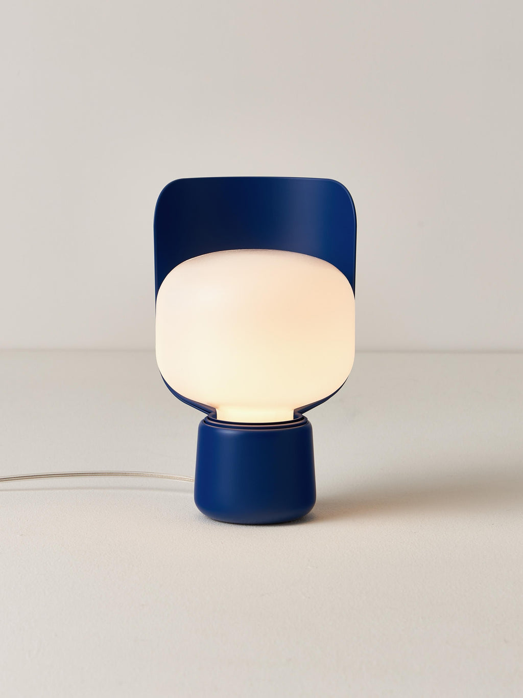 Petite lampe à poser artisanale Isaac - Blanc, bleu foncé