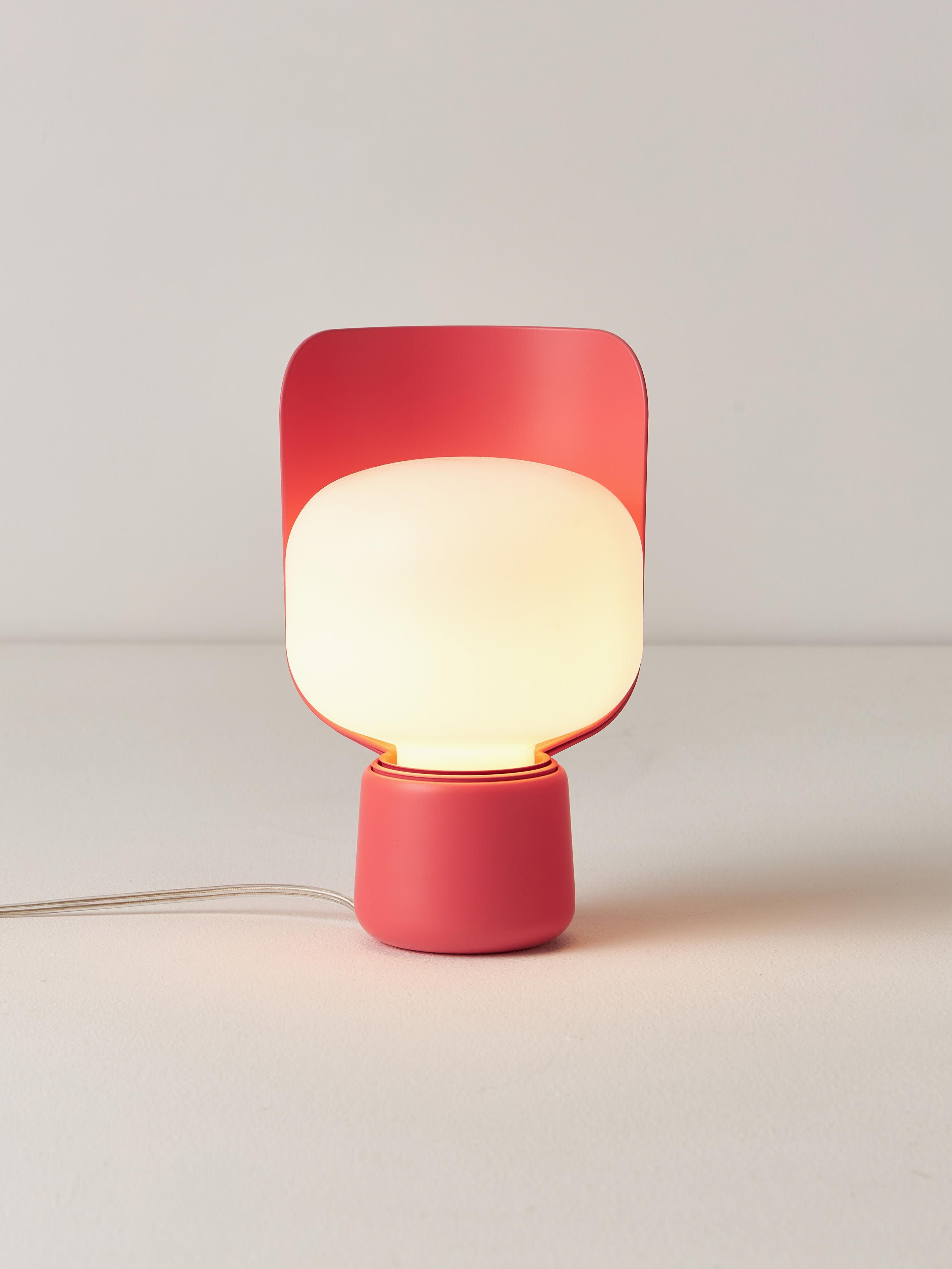 Petite lampe à poser artisanale Isaac - Blanc, rouge corail