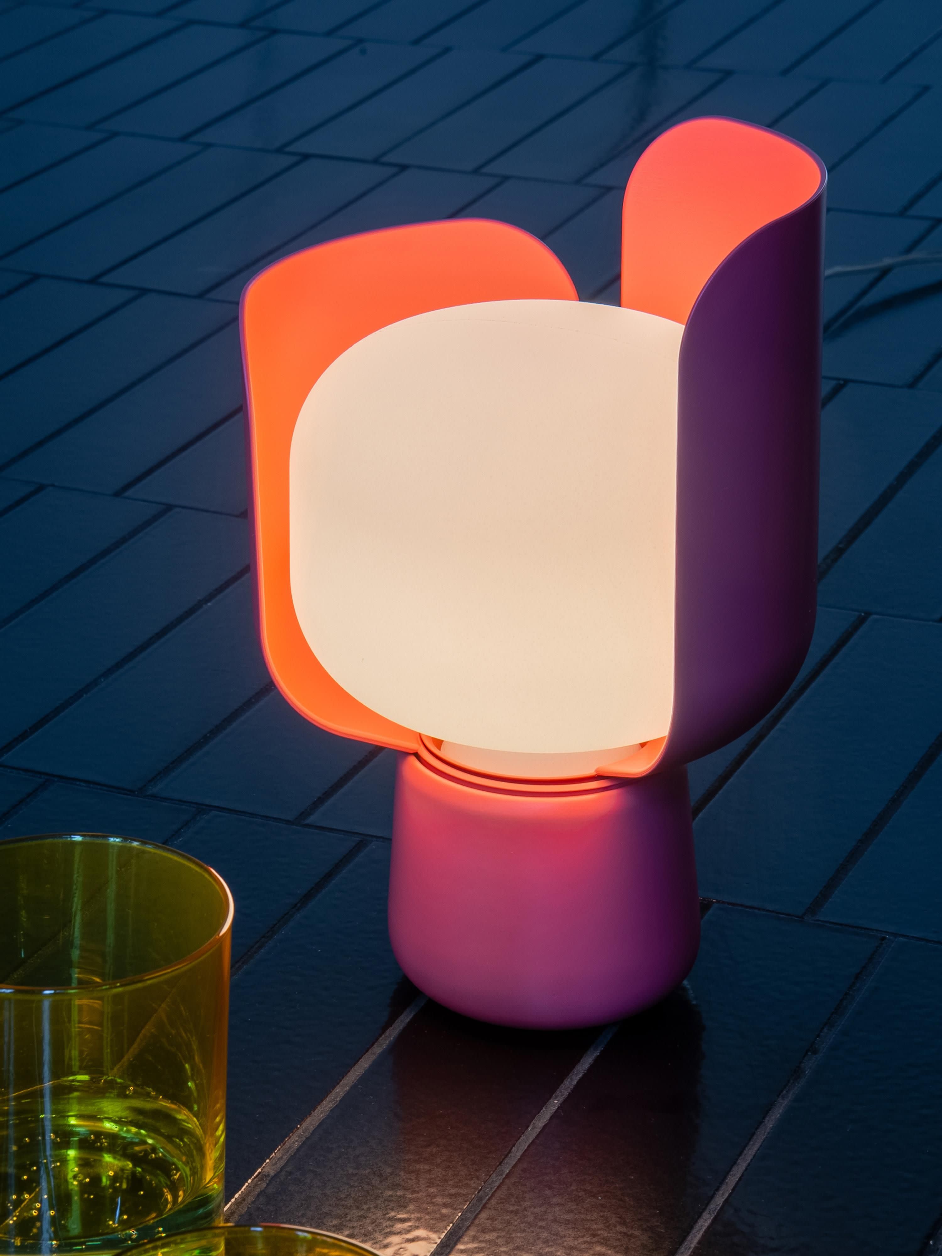 Petite lampe à poser artisanale Isaac - Blanc, rouge corail