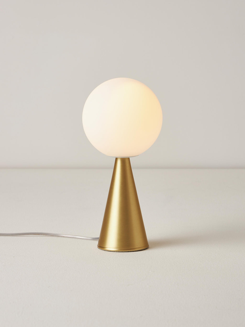 Petite lampe à poser artisanale Cyric - Blanc, laiton