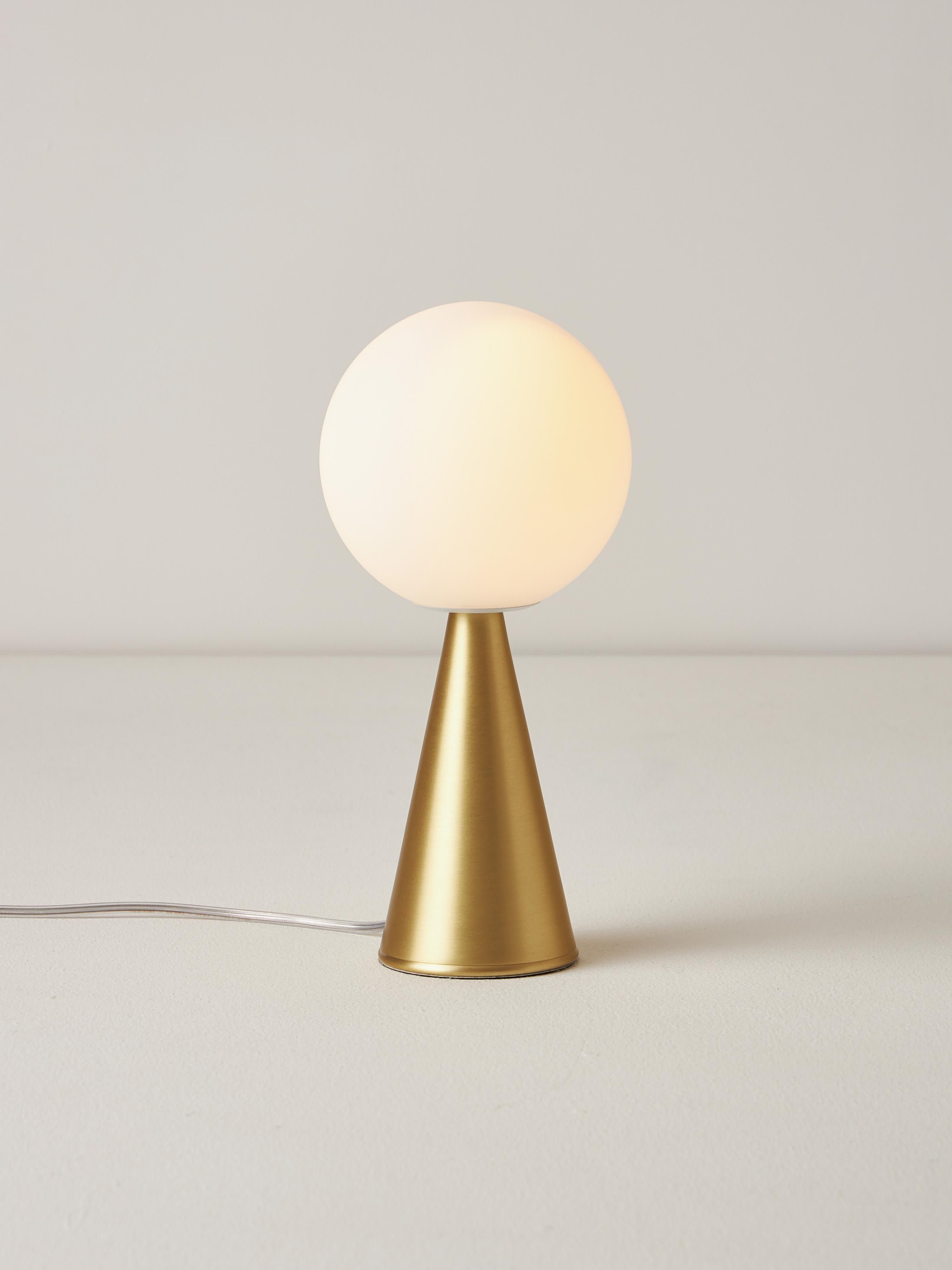 Petite lampe à poser artisanale Cyric - Blanc, laiton