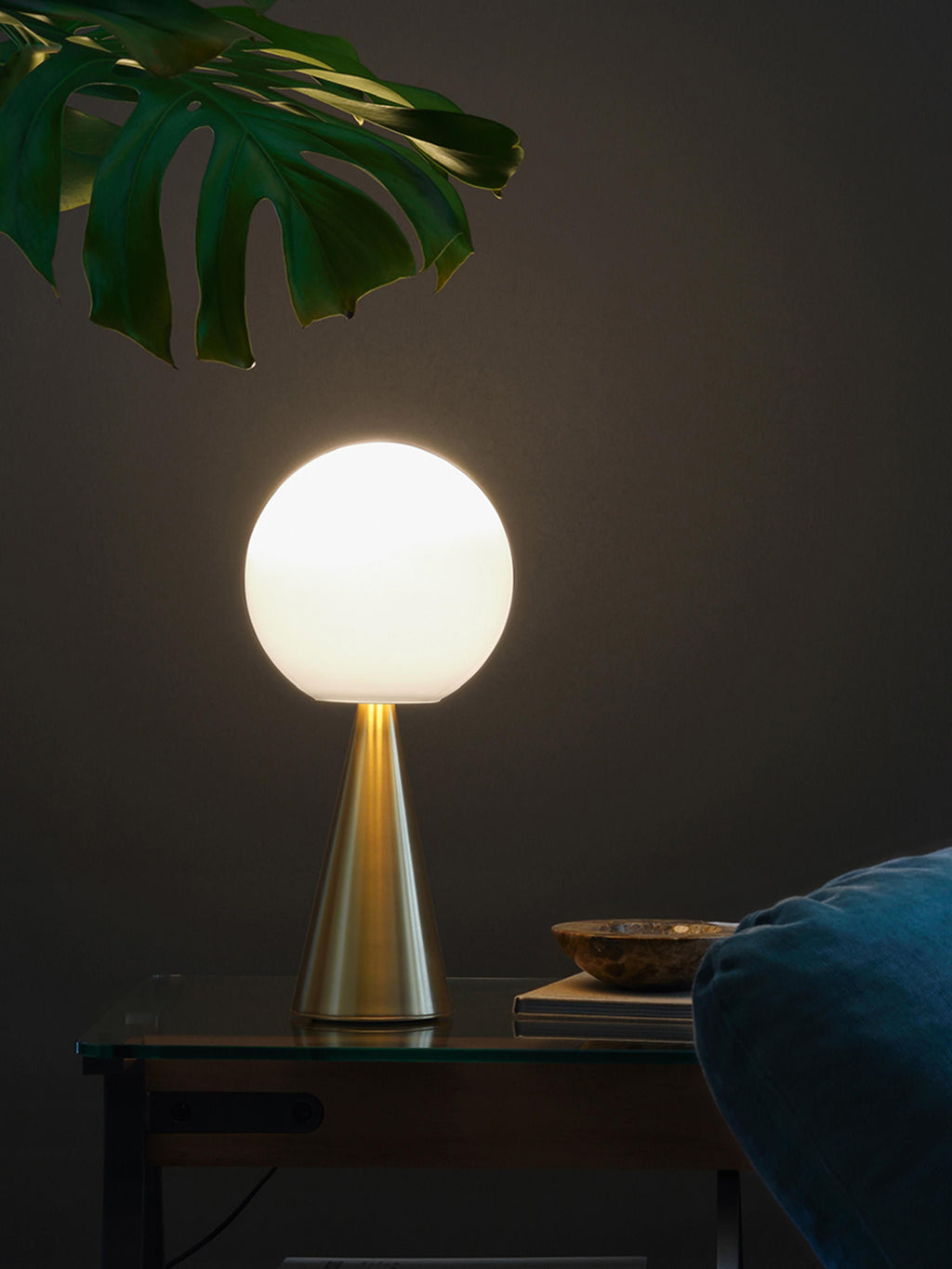 Petite lampe à poser artisanale Cyric - Blanc, laiton