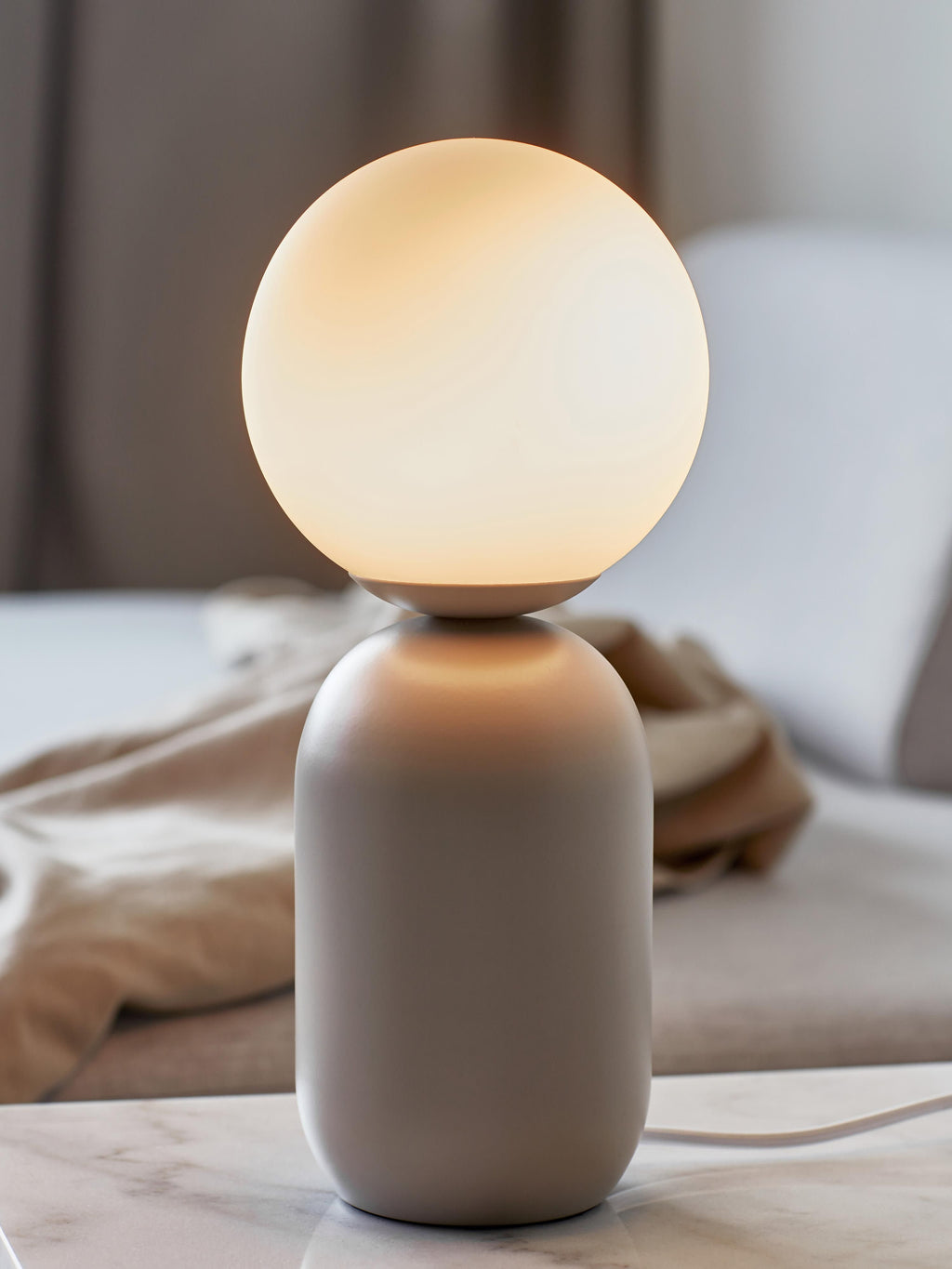 Petite lampe à poser Blade - Corps de lampe : grège
Abat-jour : blanc