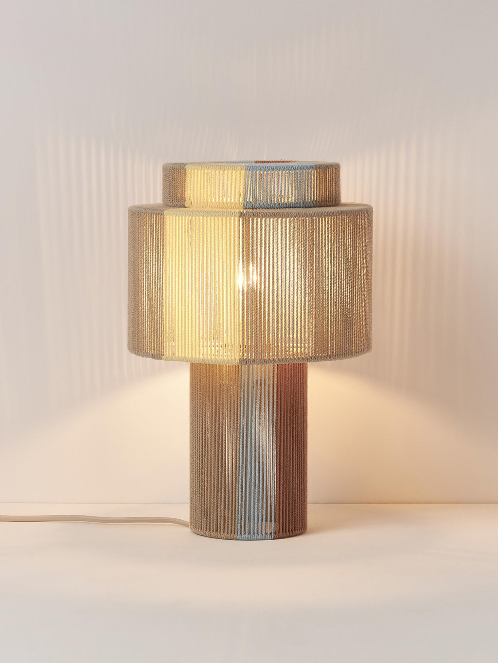 Lampe à poser en fils de lin Matias - Multicolore