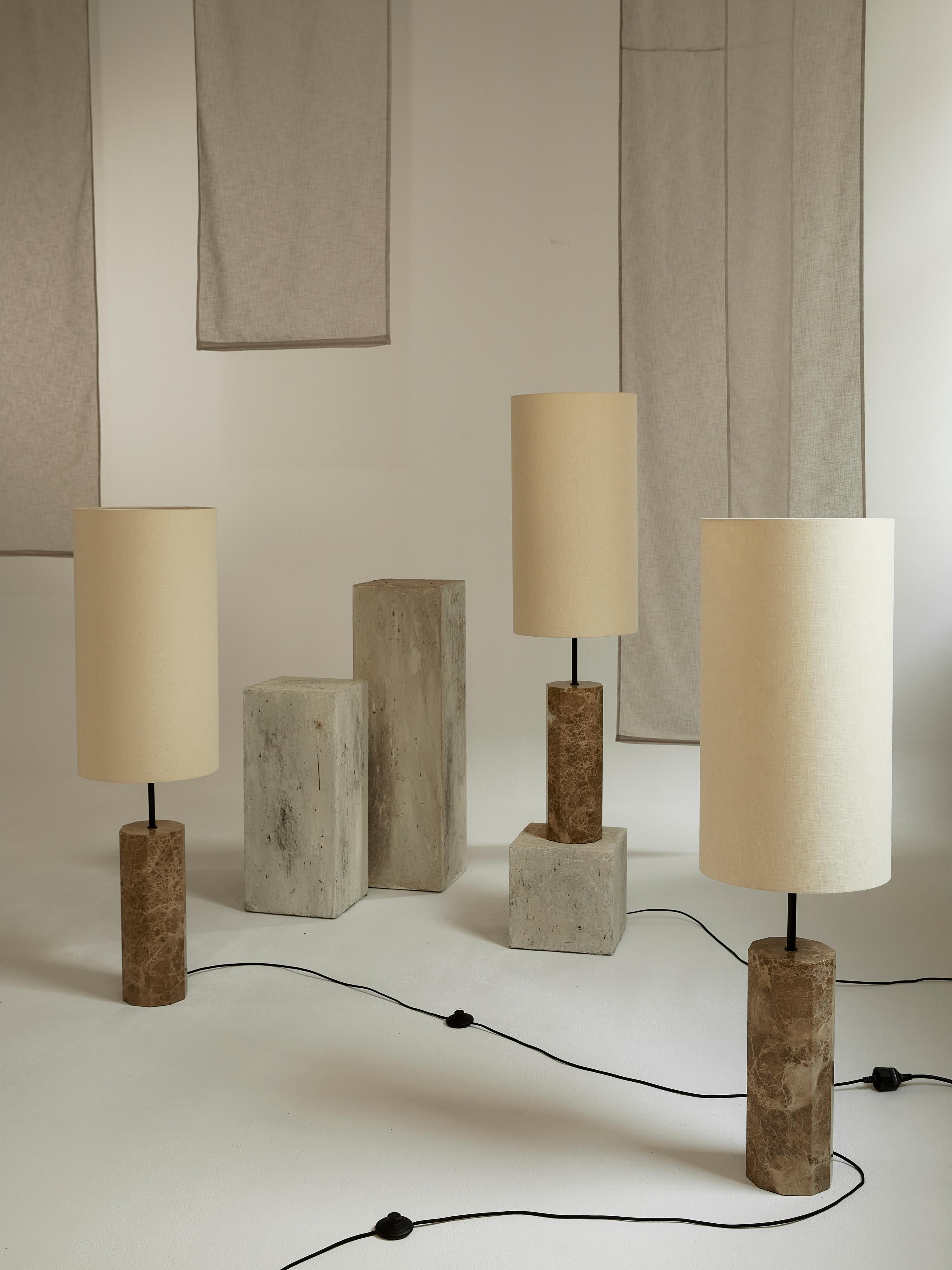 Lampadaire avec pied en marbre Neale - Blanc cassé, brun, marbré