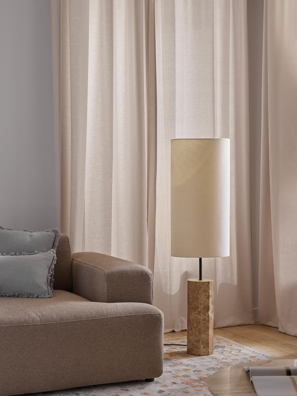 Lampadaire avec pied en marbre Neale - Blanc cassé, brun, marbré