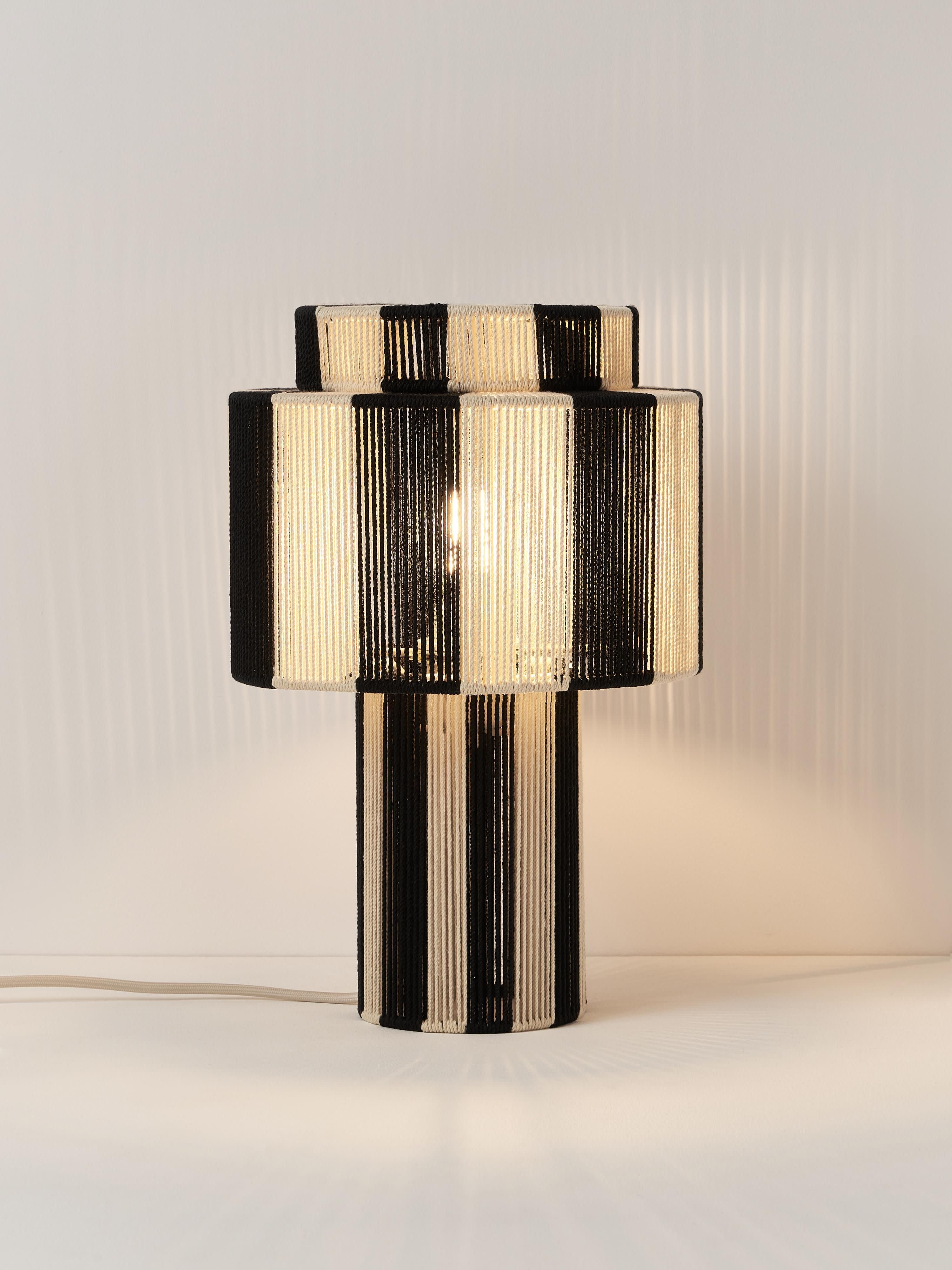 Lampe à poser en fils de lin Matias - Noir, blanc crème