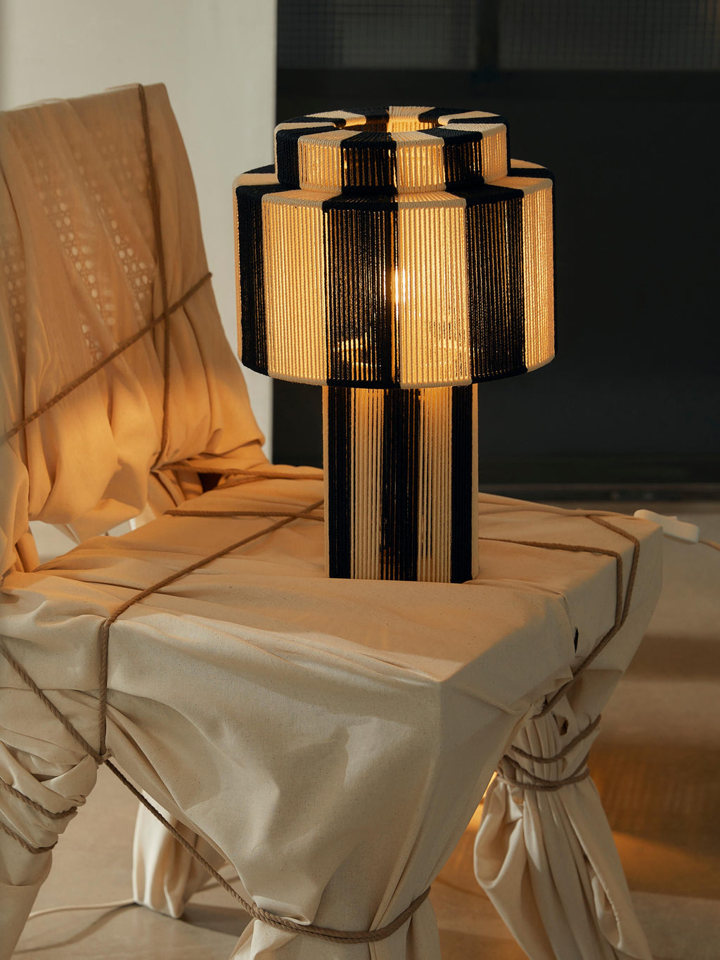 Lampe à poser en fils de lin Matias - Noir, blanc crème