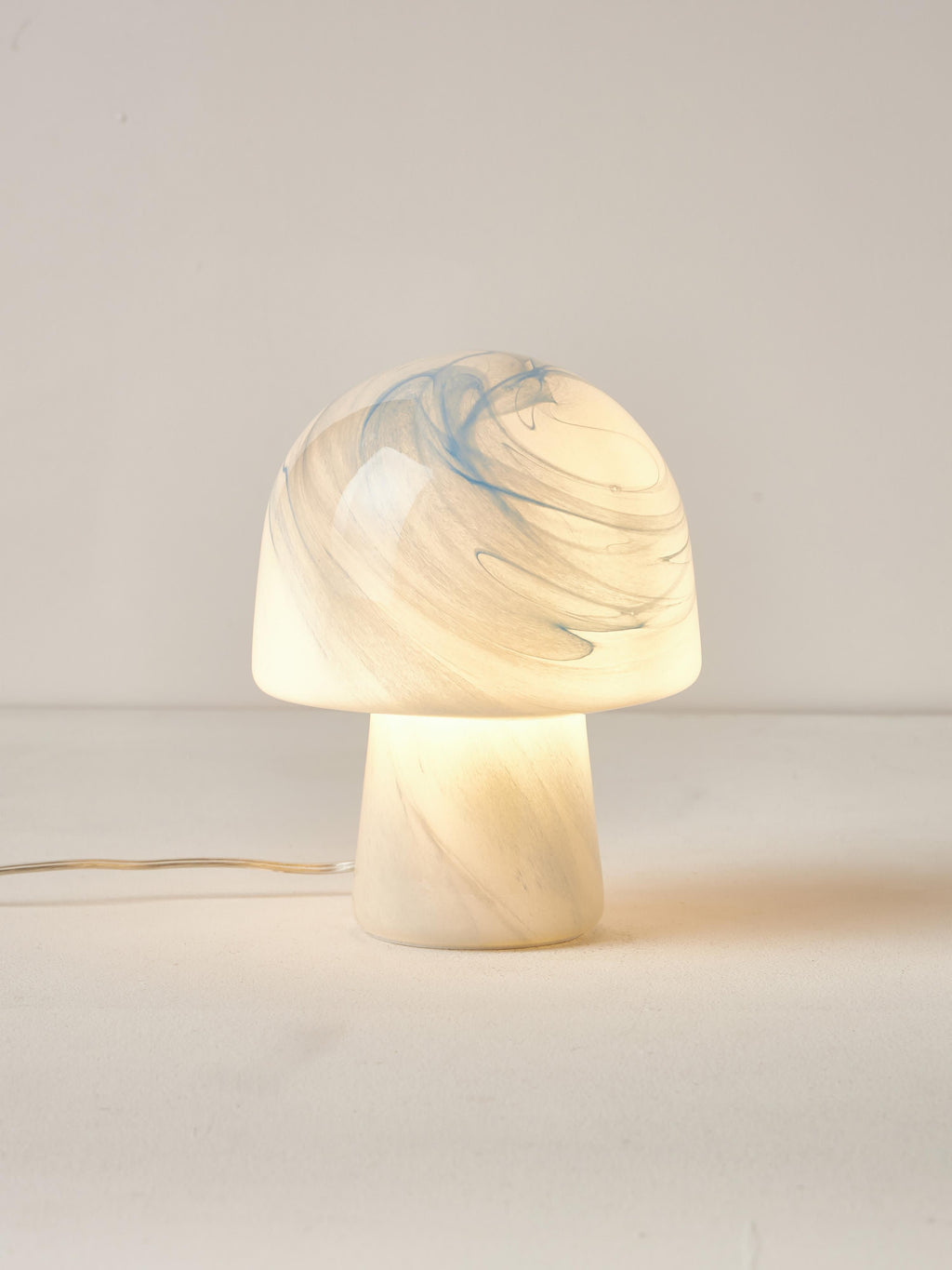 Petite lampe à poser aspect marbre Ean - Bleu ciel look marbre