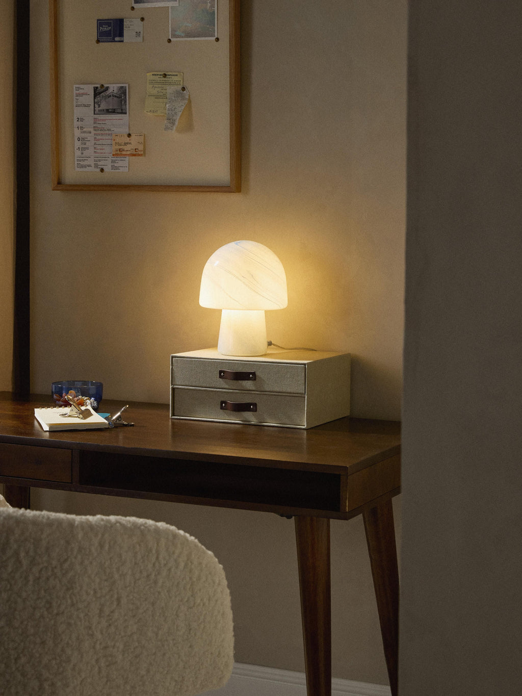 Petite lampe à poser aspect marbre Ean - Bleu ciel look marbre