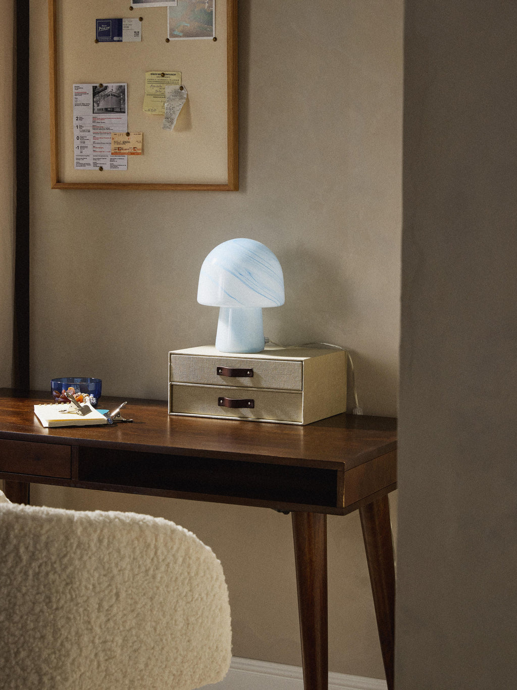 Petite lampe à poser aspect marbre Ean - Bleu ciel look marbre