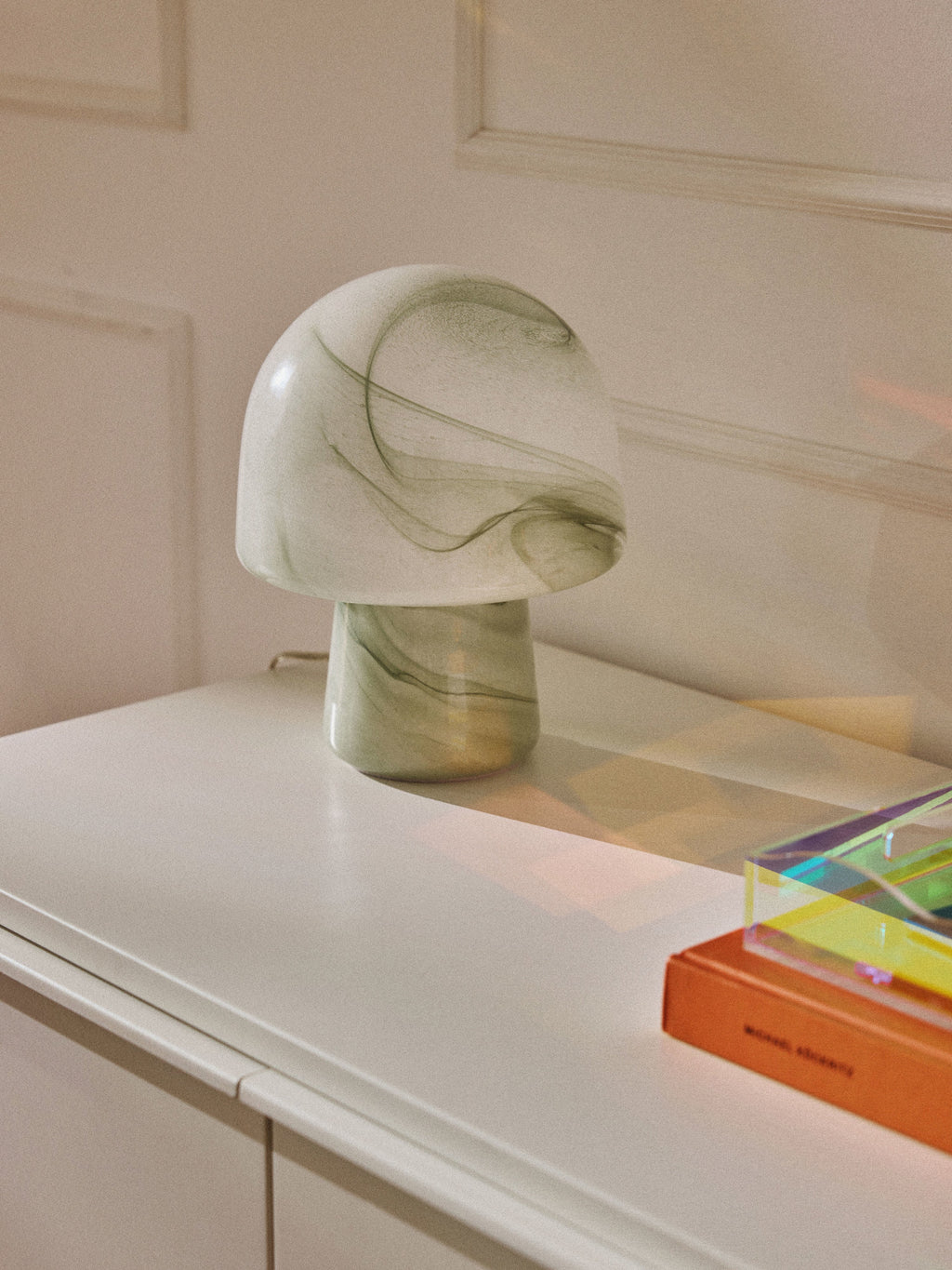 Petite lampe à poser aspect marbre Ean - Vert olive look marbre