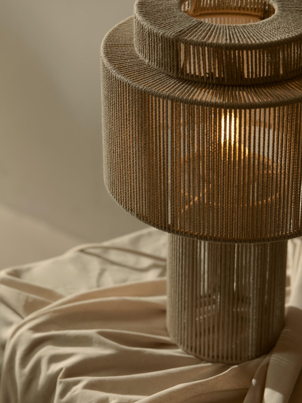 Lampe à poser en fils de lin Matias - Beige