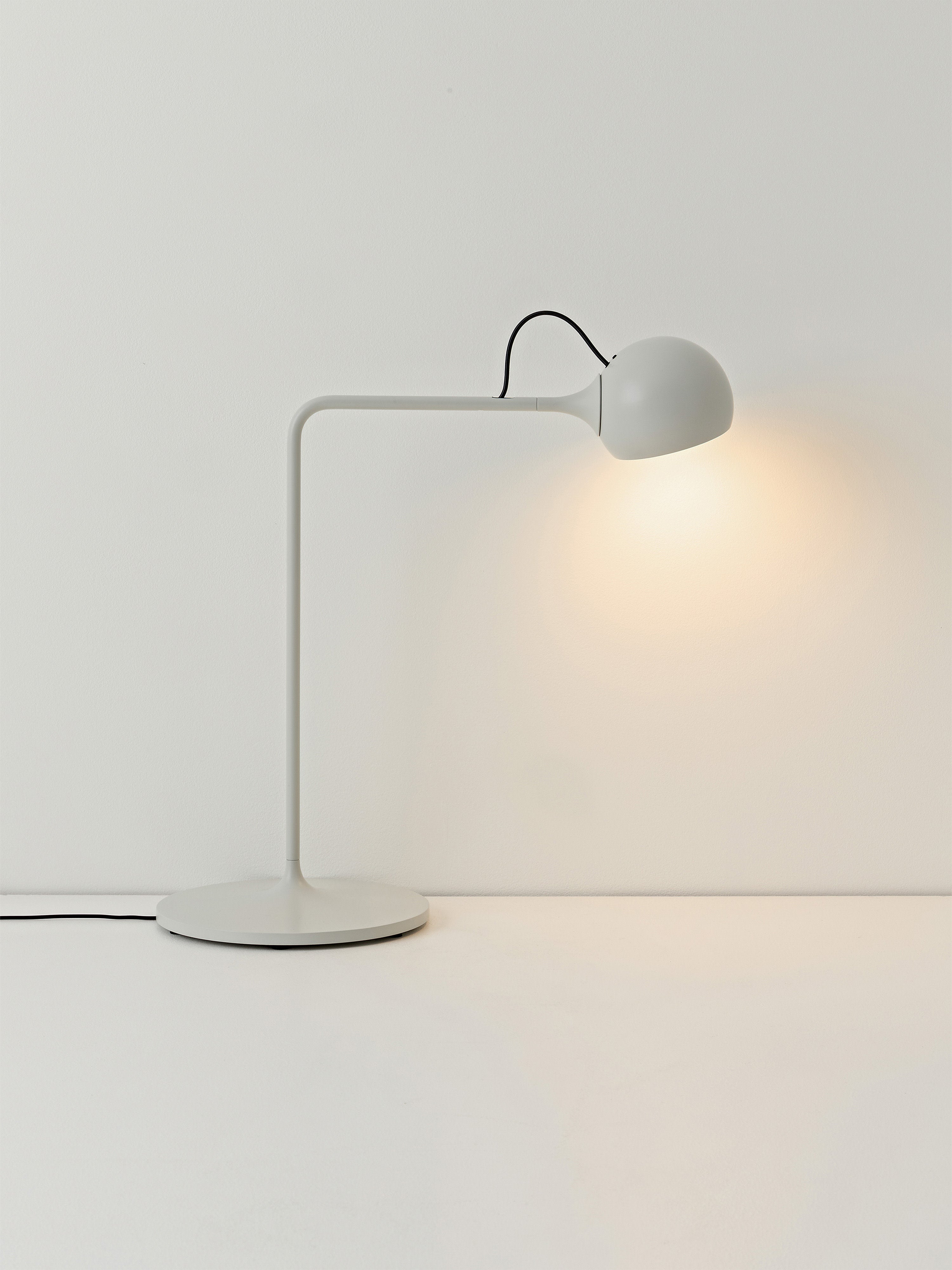 Lampe de bureau LED orientable Herman, intensité ajustable - Grège
