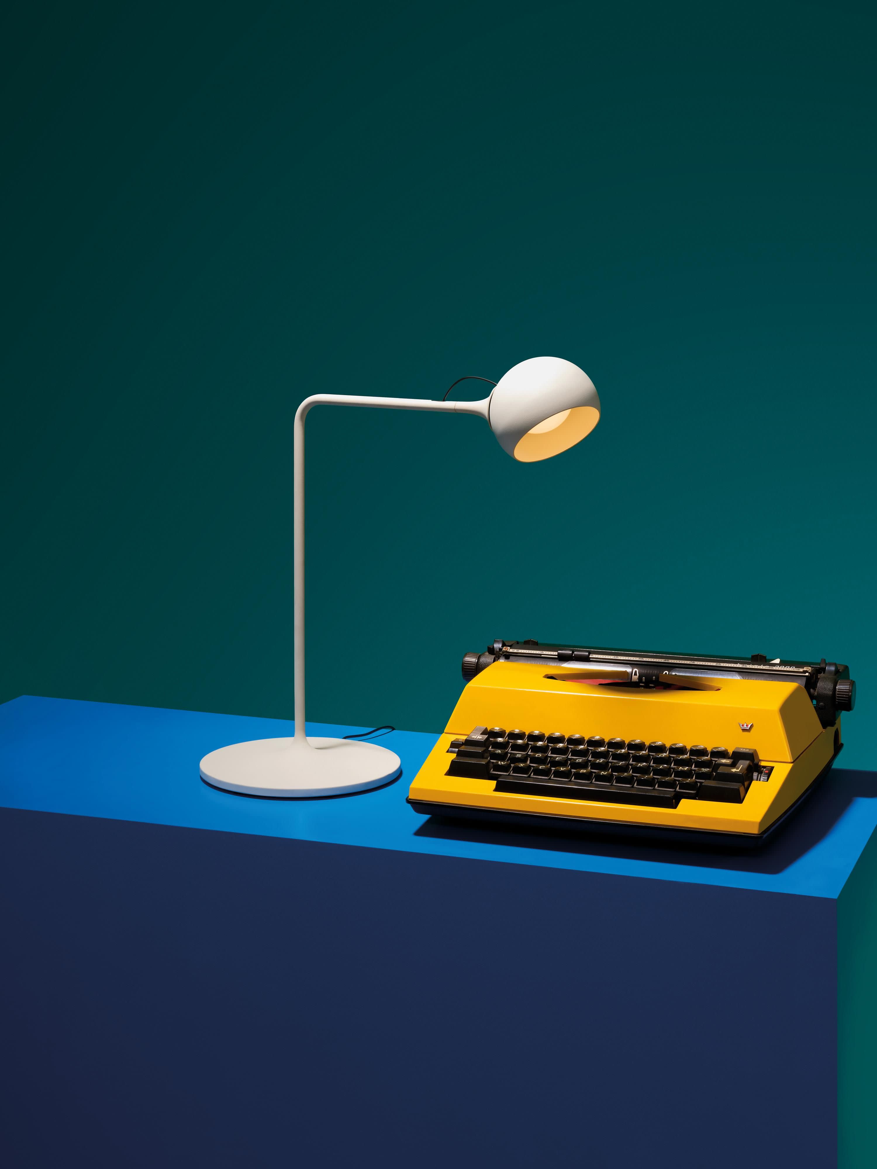 Lampe de bureau LED orientable Herman, intensité ajustable - Grège