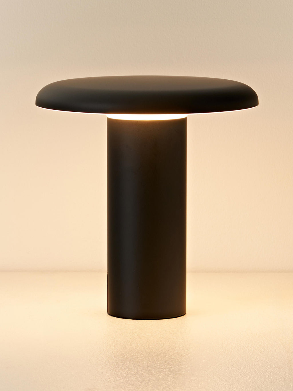 Petite lampe à poser LED mobile Jagger, intensité ajustable - Noir
