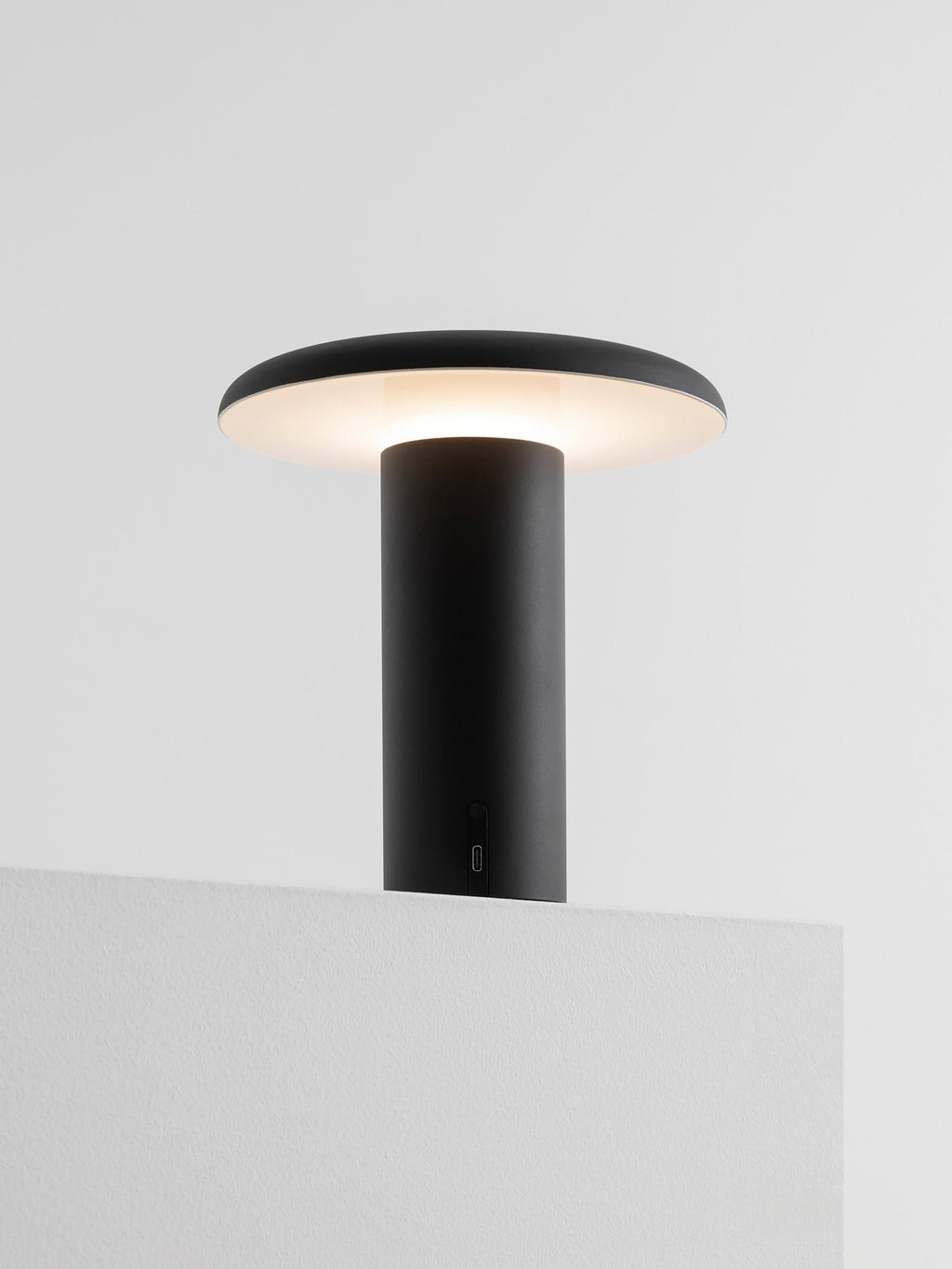 Petite lampe à poser LED mobile Jagger, intensité ajustable - Noir