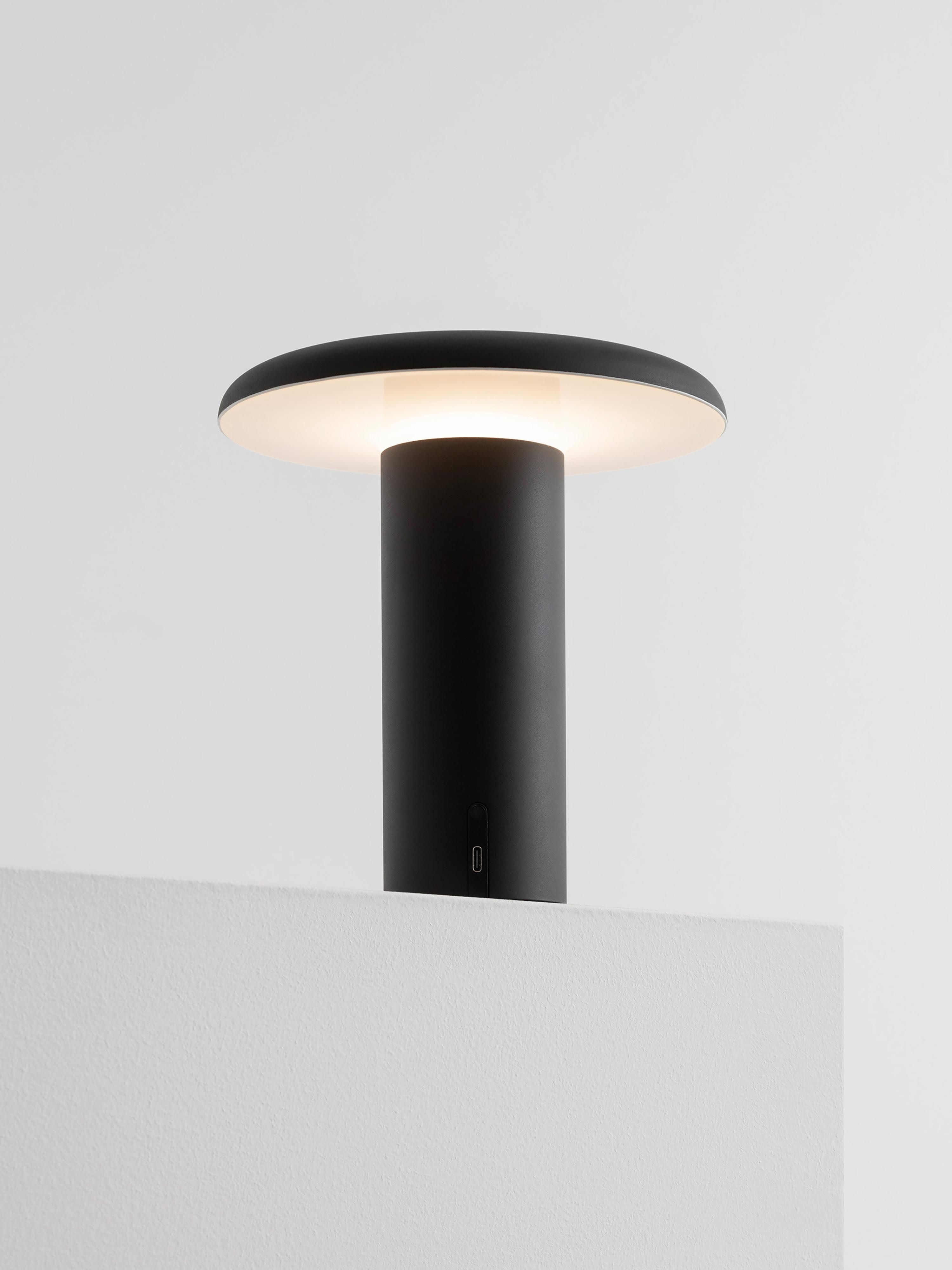 Petite lampe à poser LED mobile Jagger, intensité ajustable - Noir