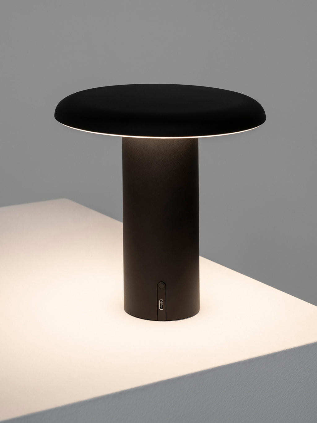 Petite lampe à poser LED mobile Jagger, intensité ajustable - Noir