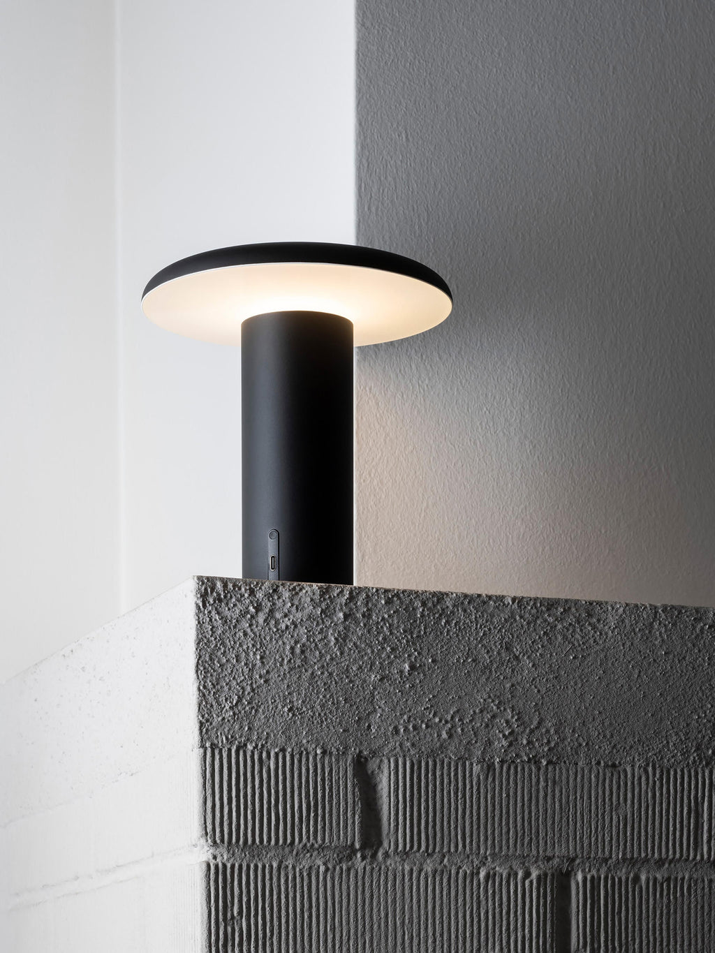 Petite lampe à poser LED mobile Jagger, intensité ajustable - Noir