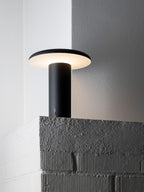 Petite lampe à poser LED mobile Jagger, intensité ajustable - Noir