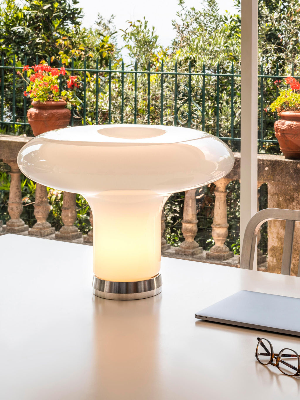 Lampe à poser soufflée bouche Chadwick - Blanc, argenté