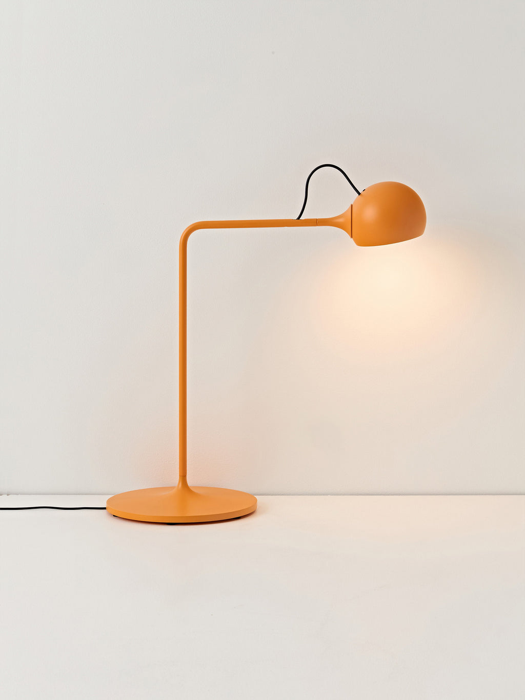 Lampe de bureau LED orientable Herman, intensité ajustable - Jaune soleil