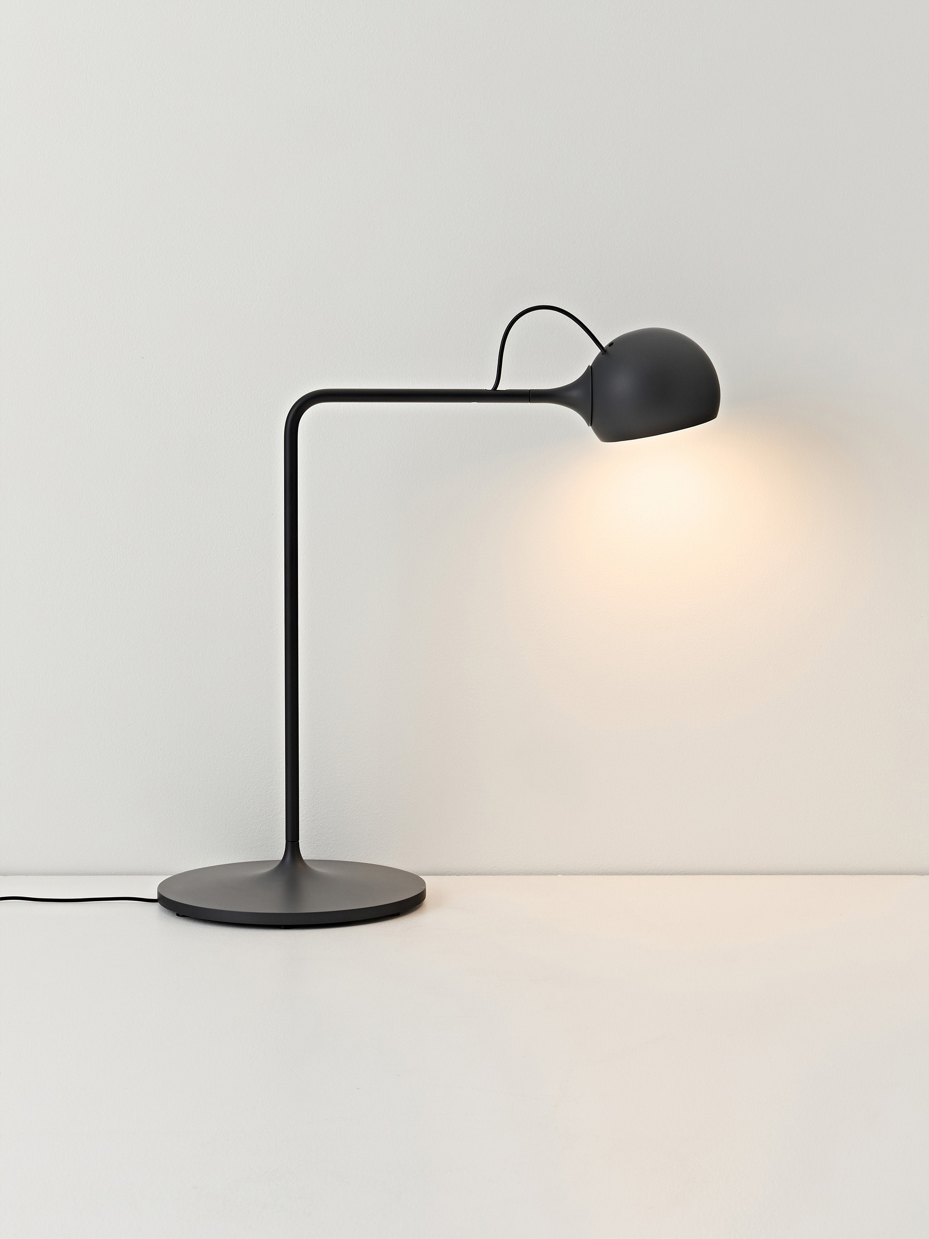 Lampe de bureau LED orientable Herman, intensité ajustable - Gris foncé