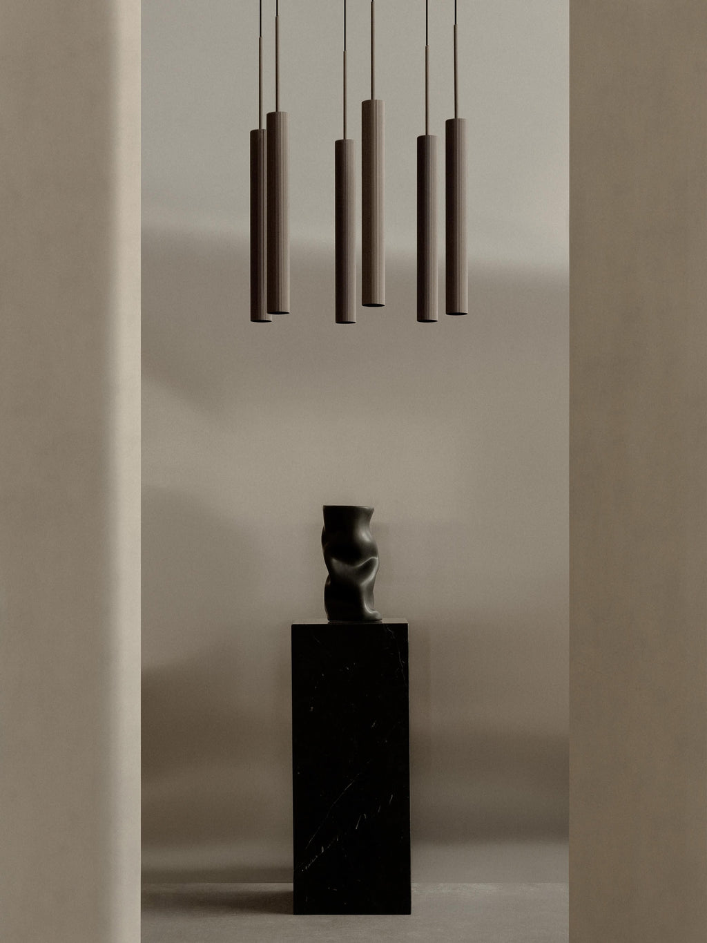 Petite suspension avec surface striée Mikal, haut. 48 cm - Brun foncé