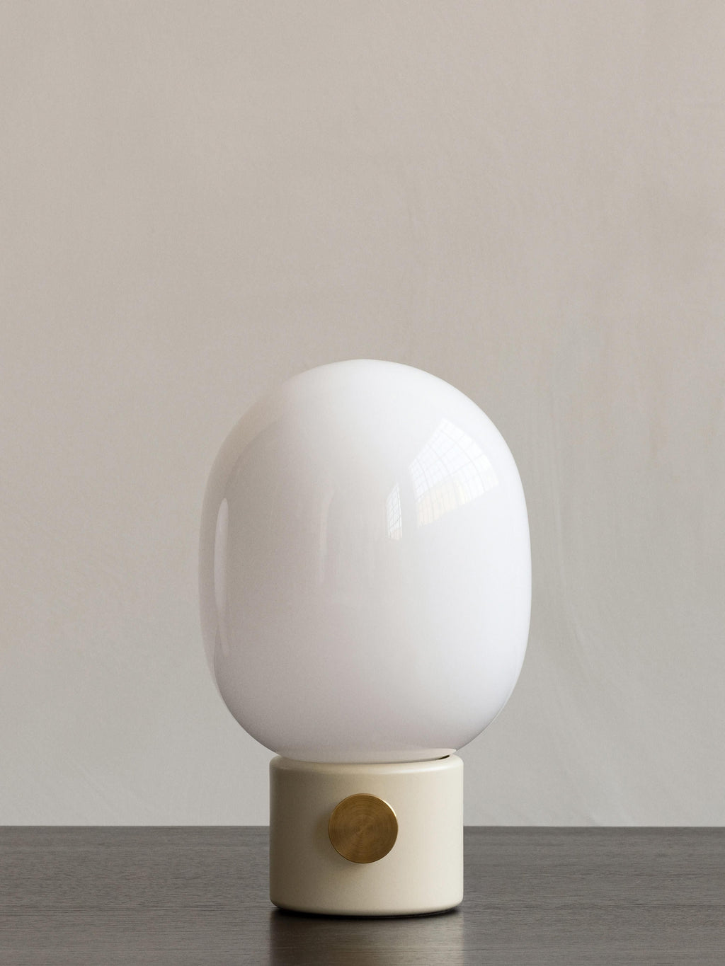 Lampe à poser avec port Hamish, intensité ajustable - Peau de mouton taupe, bois de noyer